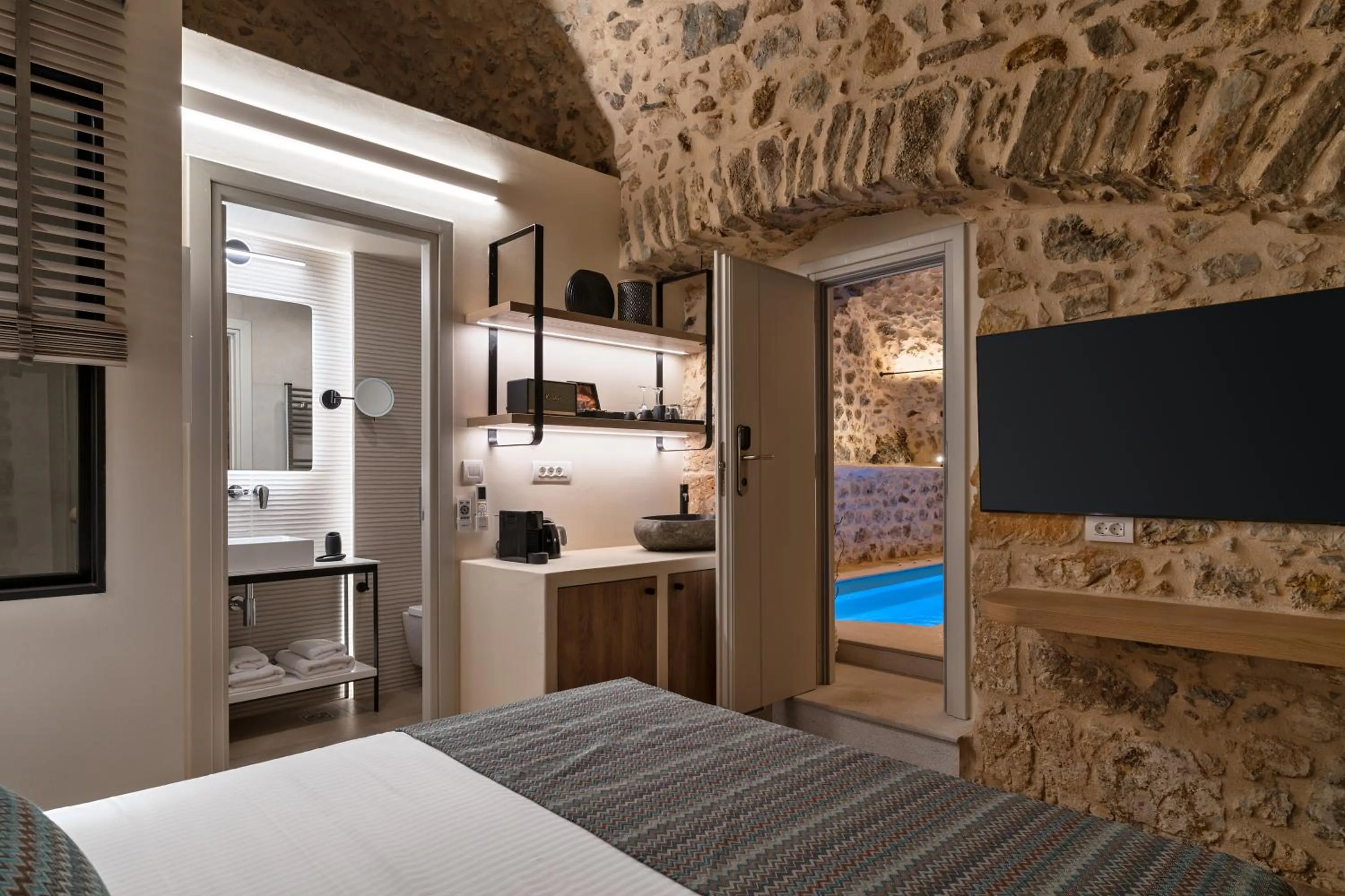 Bedroom, Bed in YeeOn Boutique Hotel, Gythio - Historic Hotels of Europe