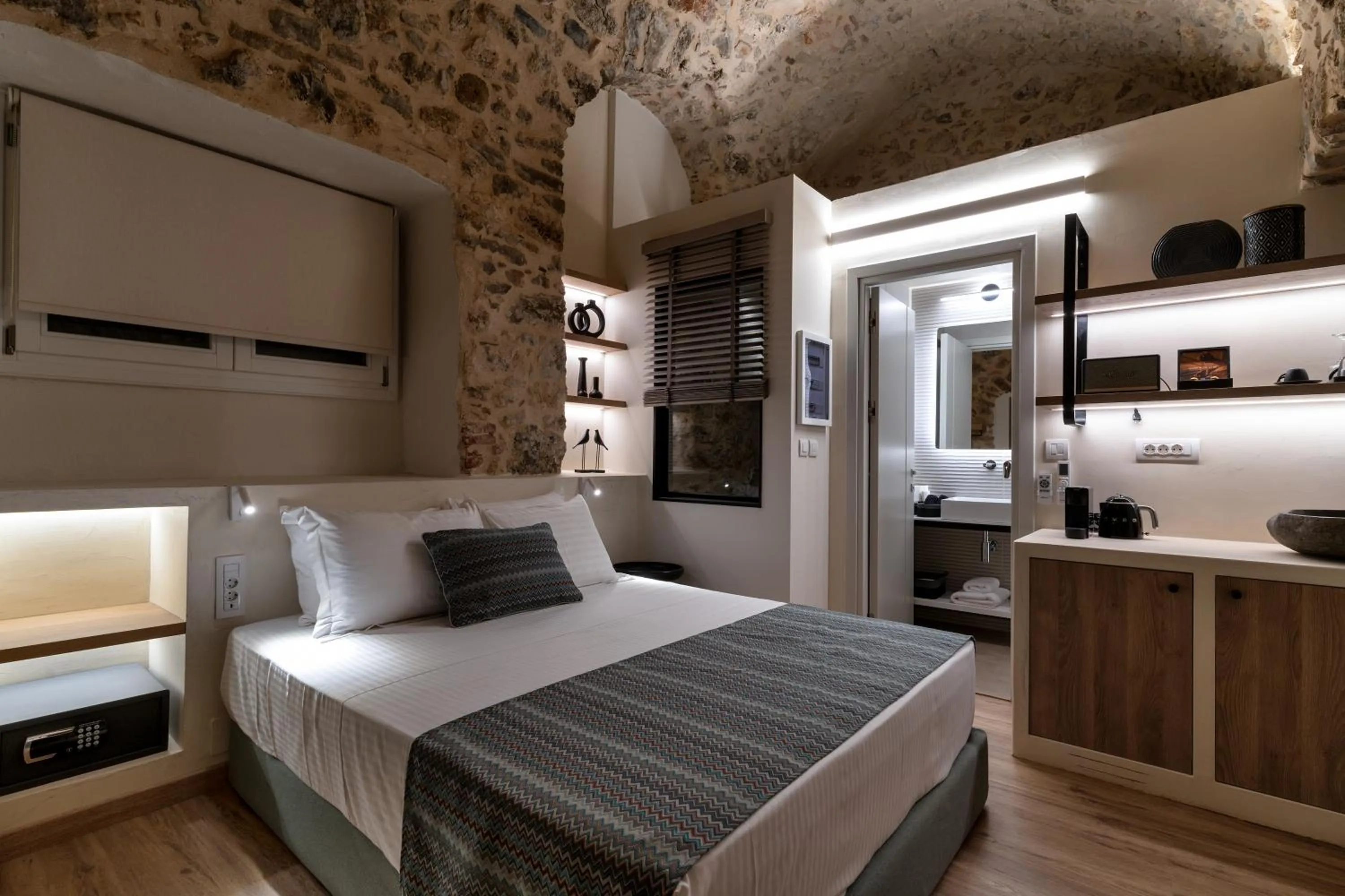 Bedroom, Bed in YeeOn Boutique Hotel, Gythio - Historic Hotels of Europe