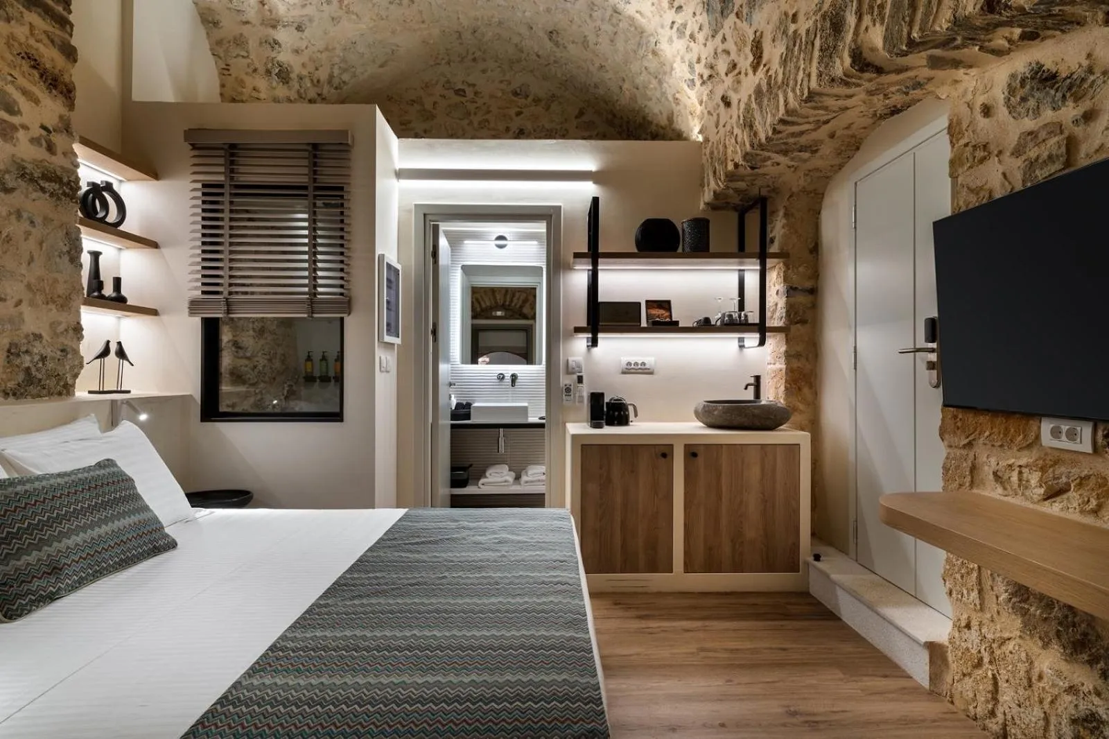 Bedroom, Bed in YeeOn Boutique Hotel, Gythio - Historic Hotels of Europe