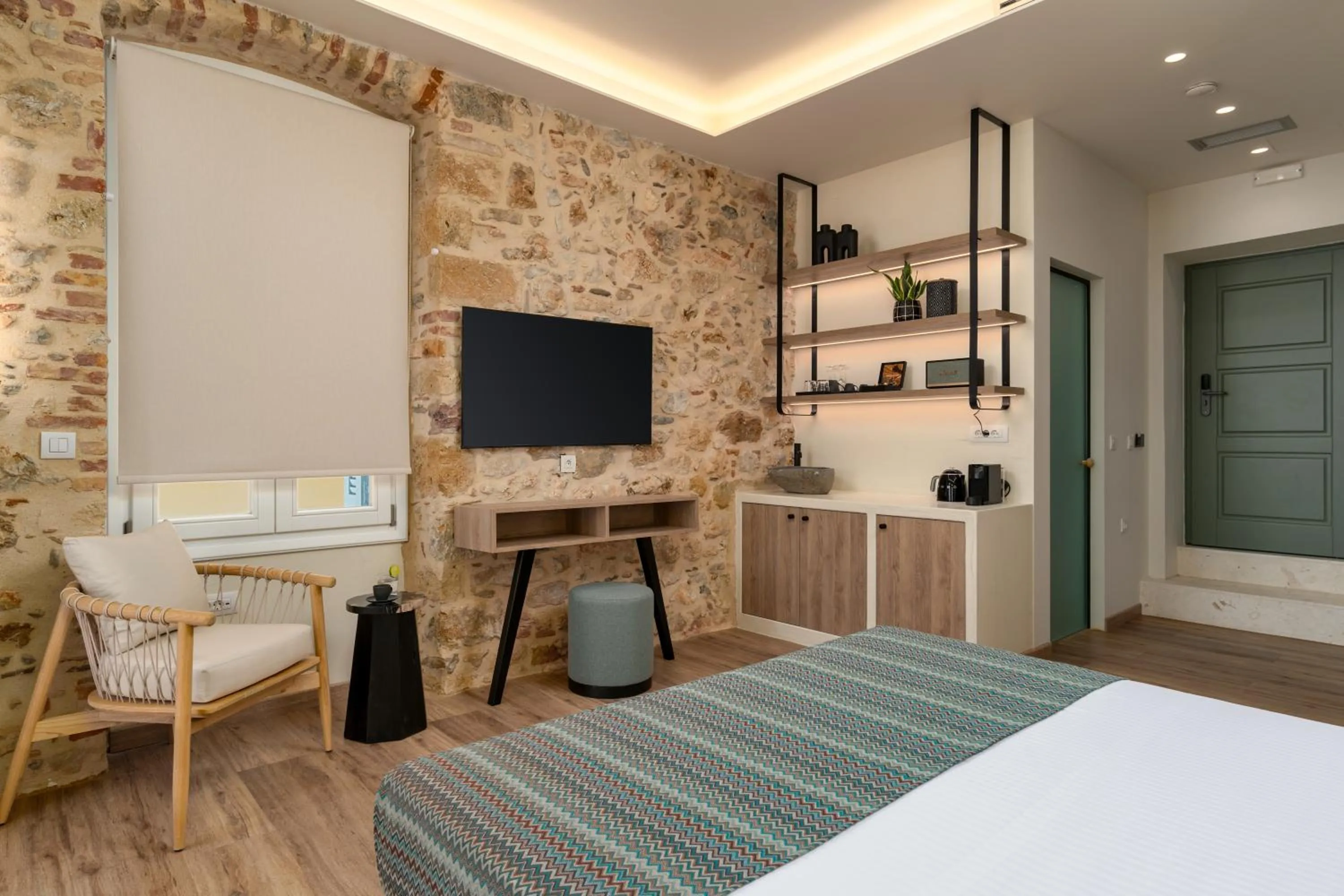 TV and multimedia, Bed in YeeOn Boutique Hotel, Gythio - Historic Hotels of Europe