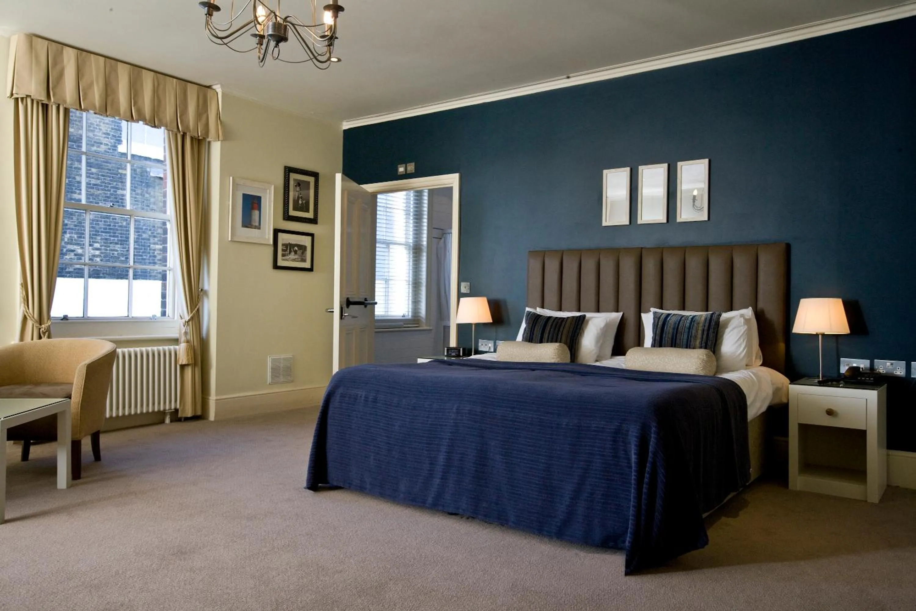 Bedroom, Bed in Royal Hotel