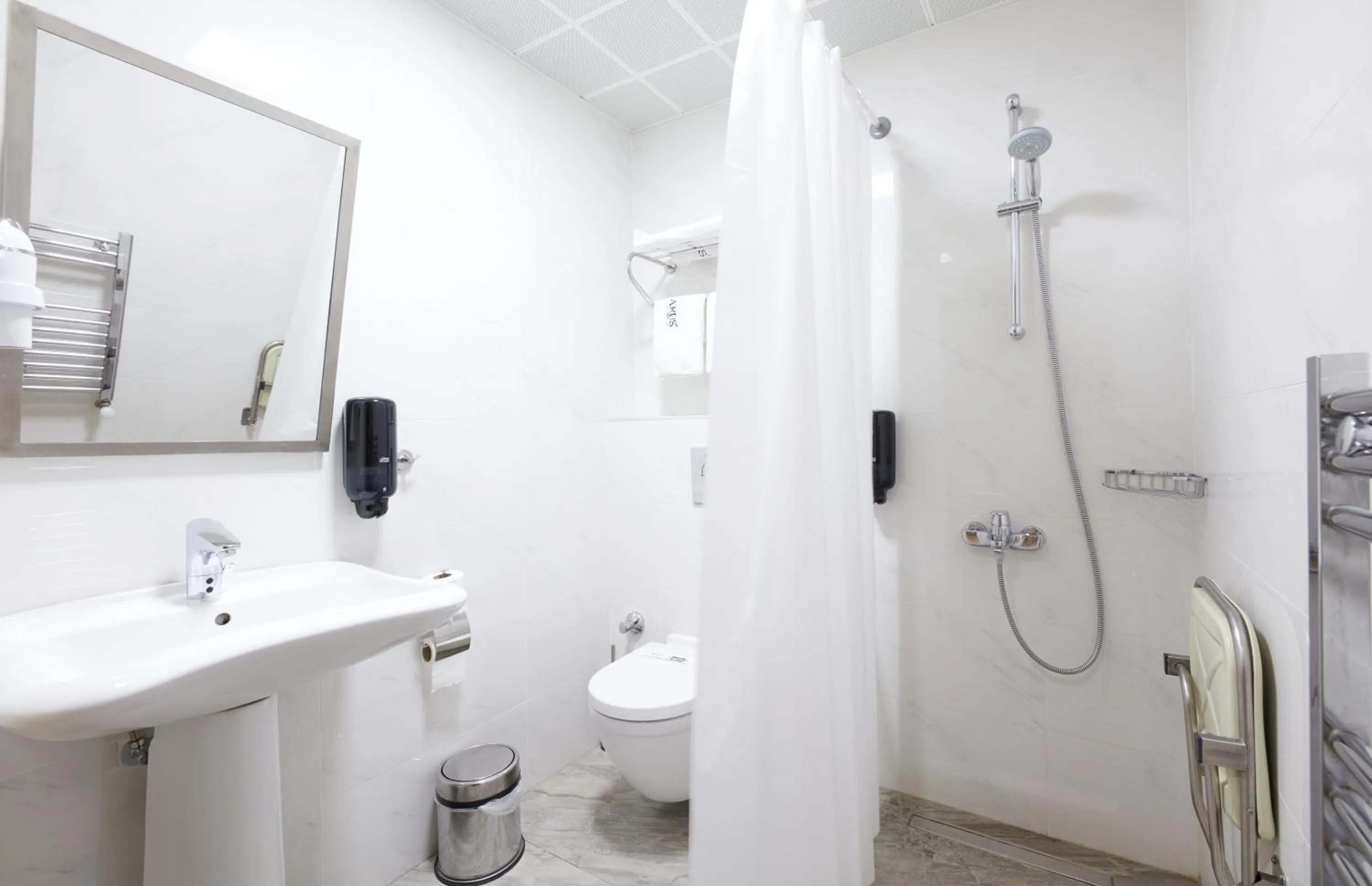 Toilet in Arus Hotel