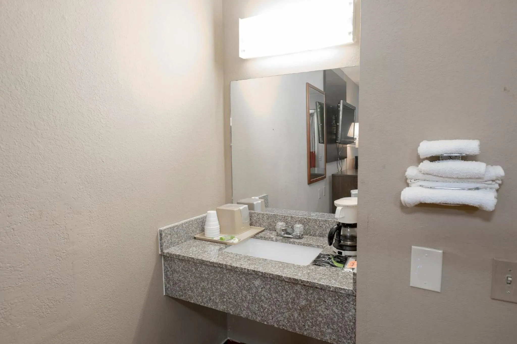 Bathroom in Red Roof Inn Jackson Downtown - Fairgrounds