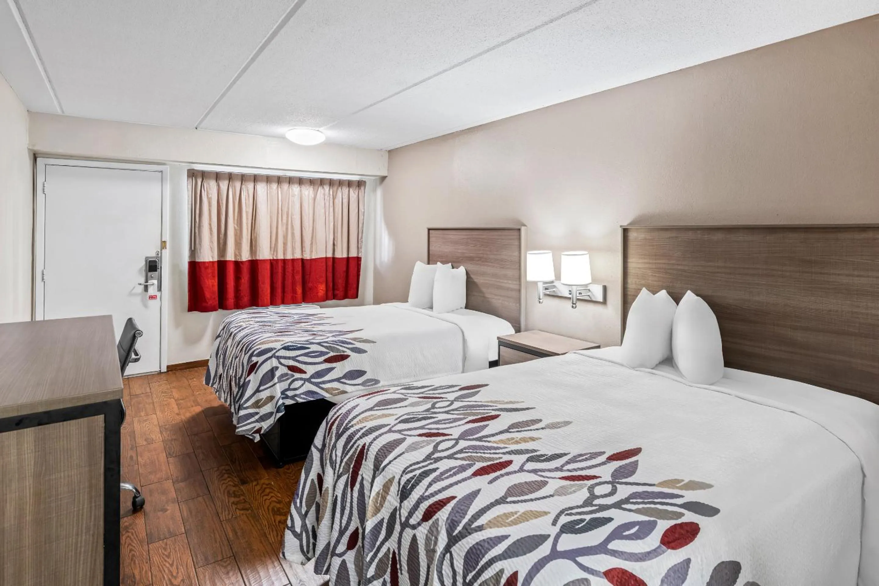 Photo of the whole room, Bed in Red Roof Inn Jackson Downtown - Fairgrounds