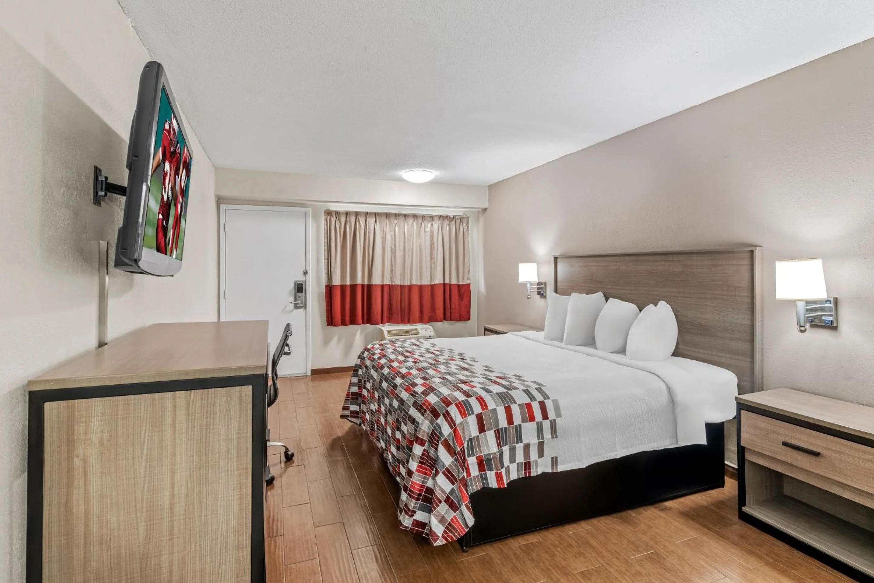 Photo of the whole room, Bed in Red Roof Inn Jackson Downtown - Fairgrounds