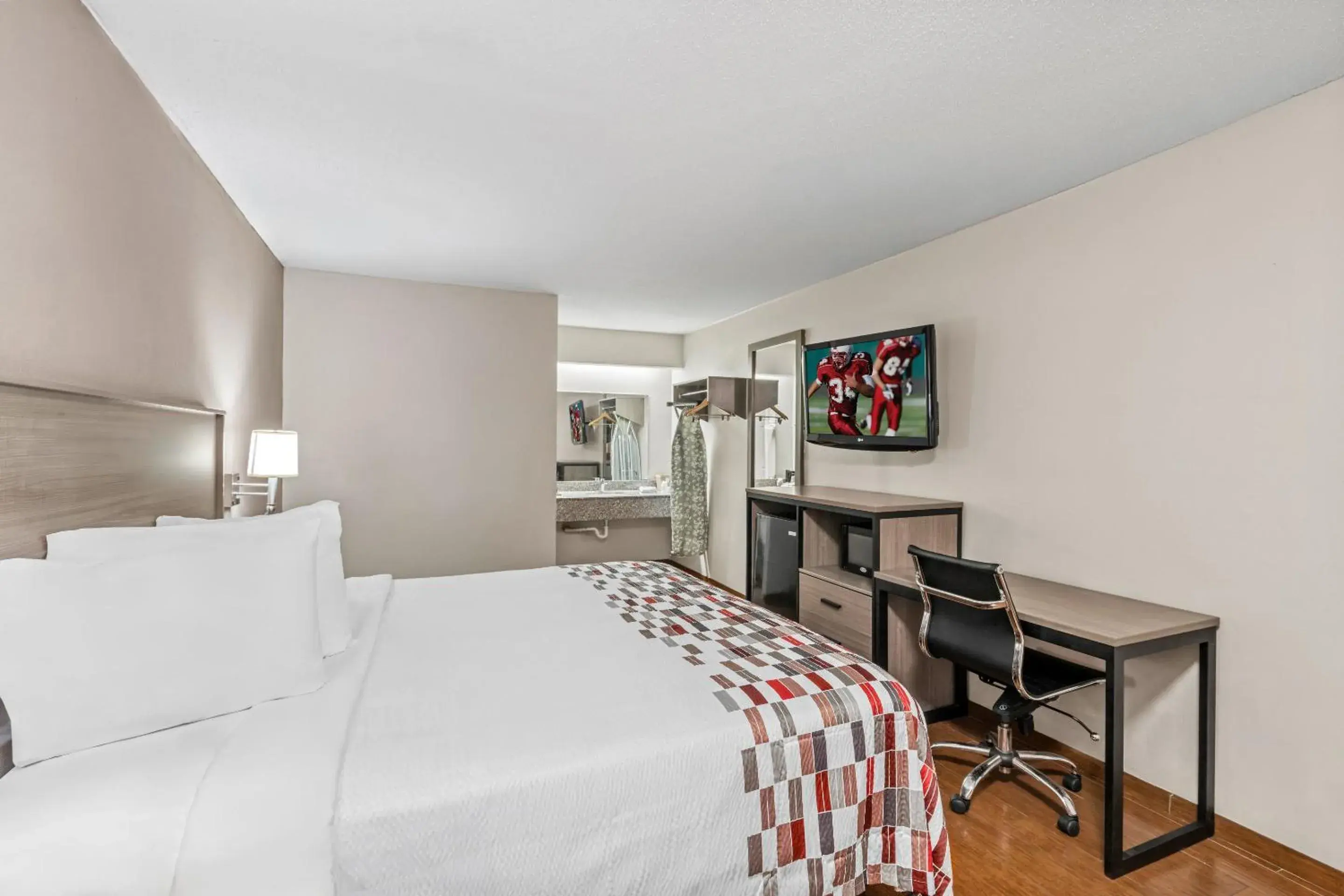 Deluxe Room with One Queen Bed Smoking in Red Roof Inn Jackson Downtown - Fairgrounds Deluxe Room with One Queen Bed Smoking in Red Roof Inn Jackson Downtown - Fairgrounds