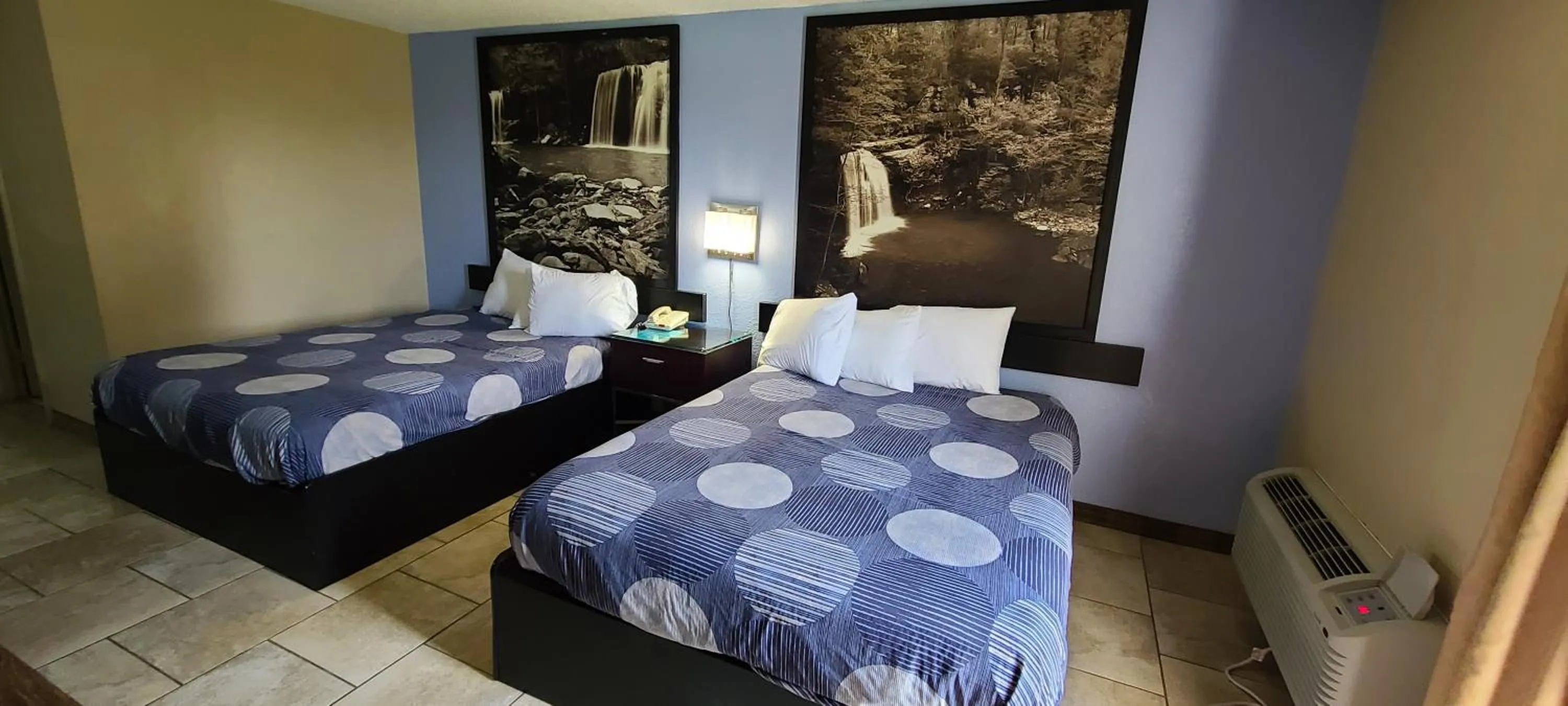 Bed in Fairview Inn & Suite