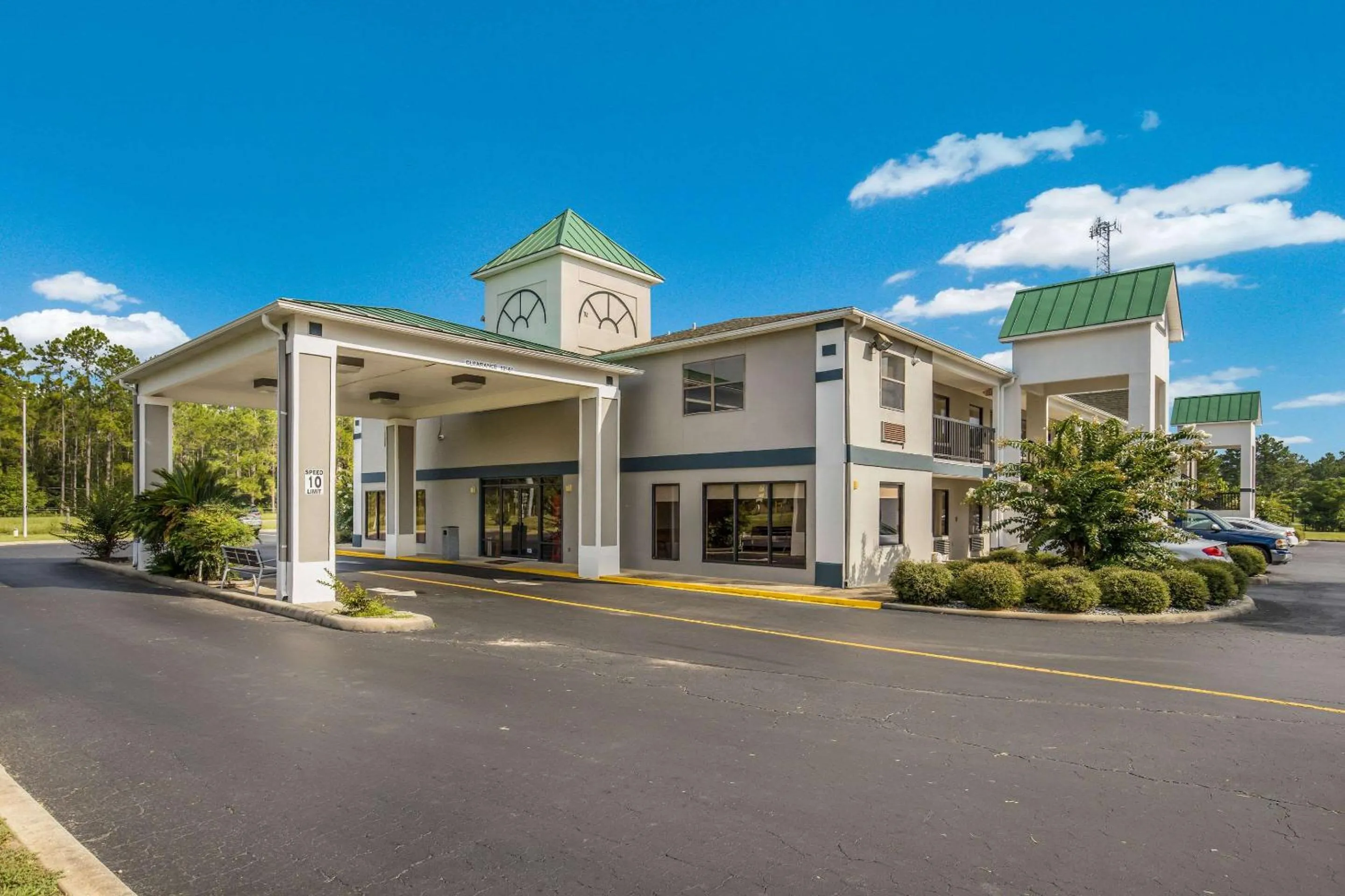 Property building in Quality Inn Quincy - Tallahassee West