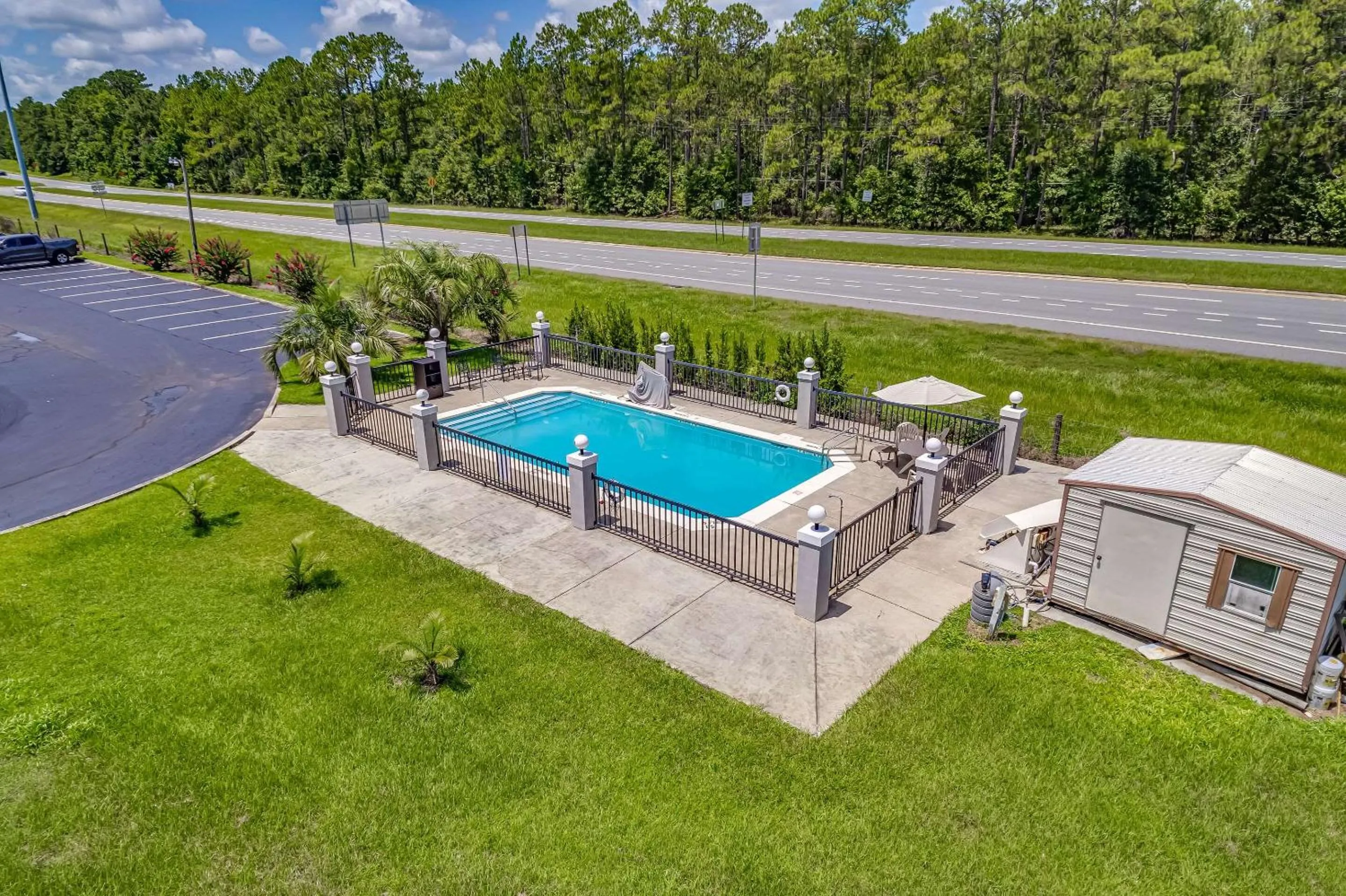 Swimming pool in Quality Inn Quincy - Tallahassee West