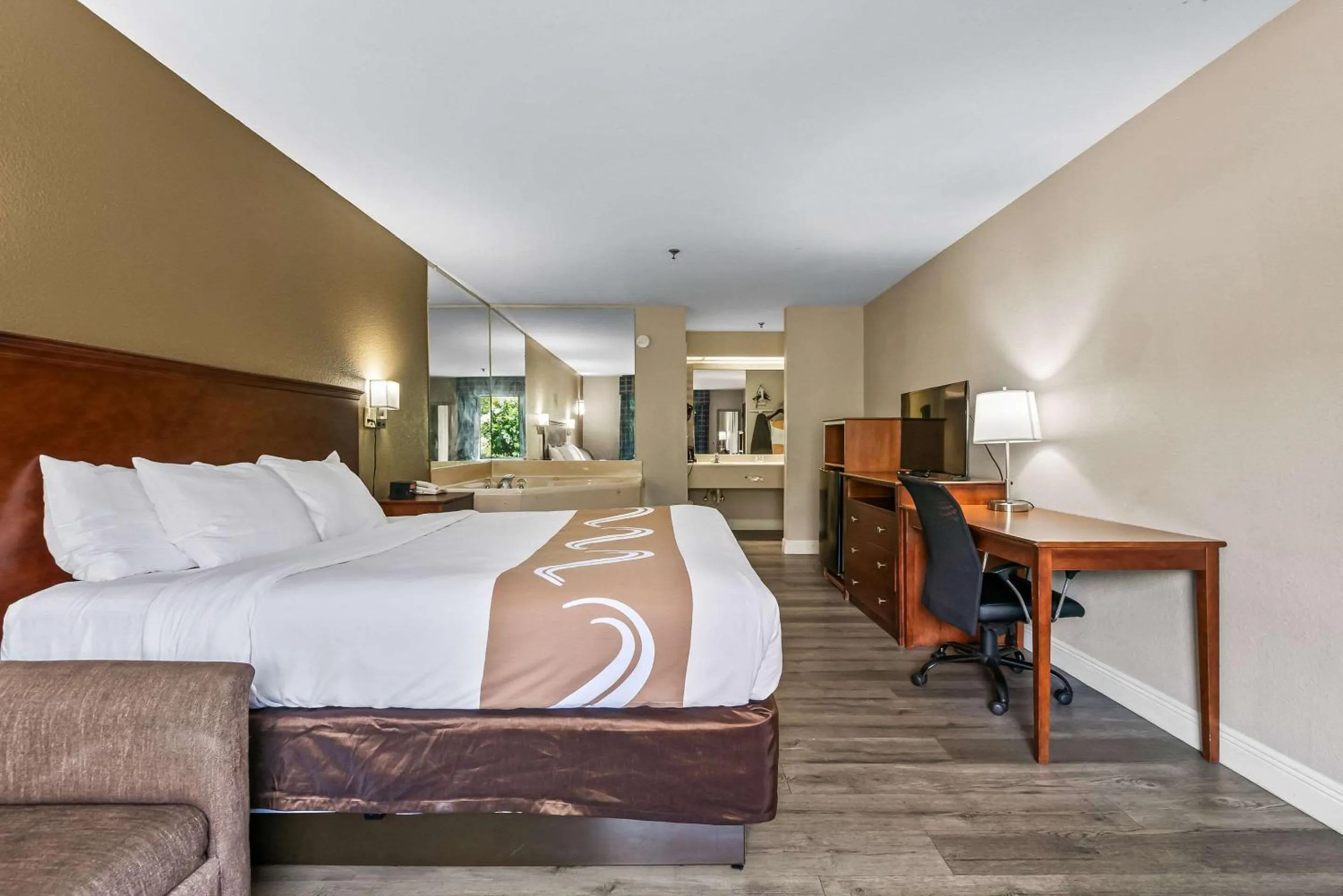 Bedroom, Bed in Quality Inn Quincy - Tallahassee West