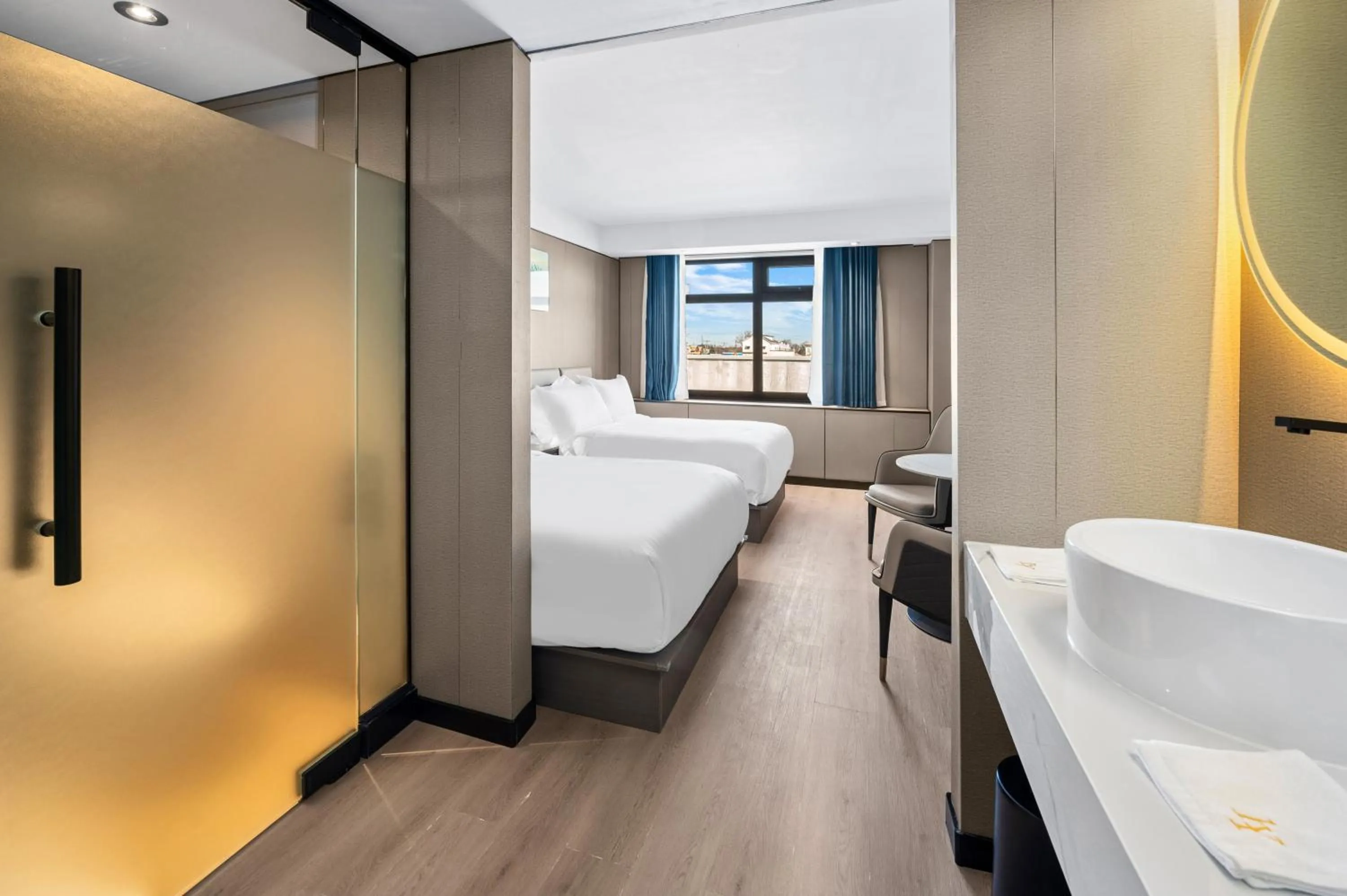 Bathroom, Bed in Ly New York Hotel