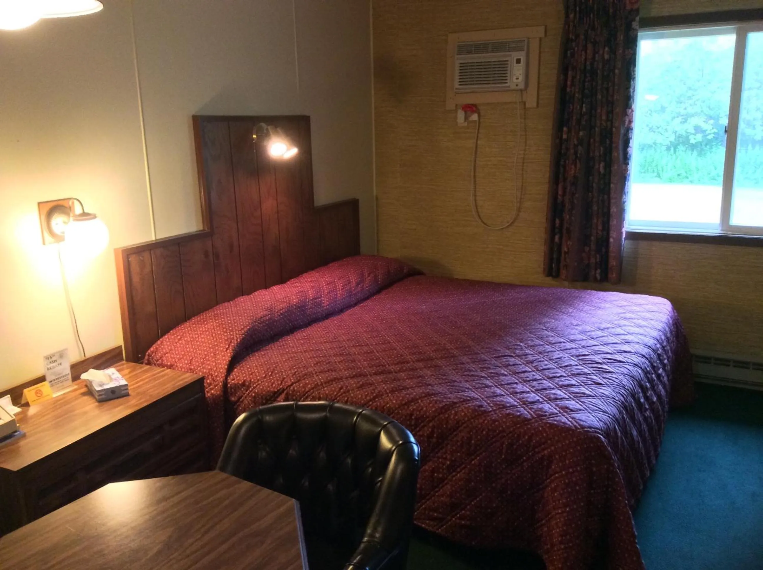 Bed in Burr Oak Motel