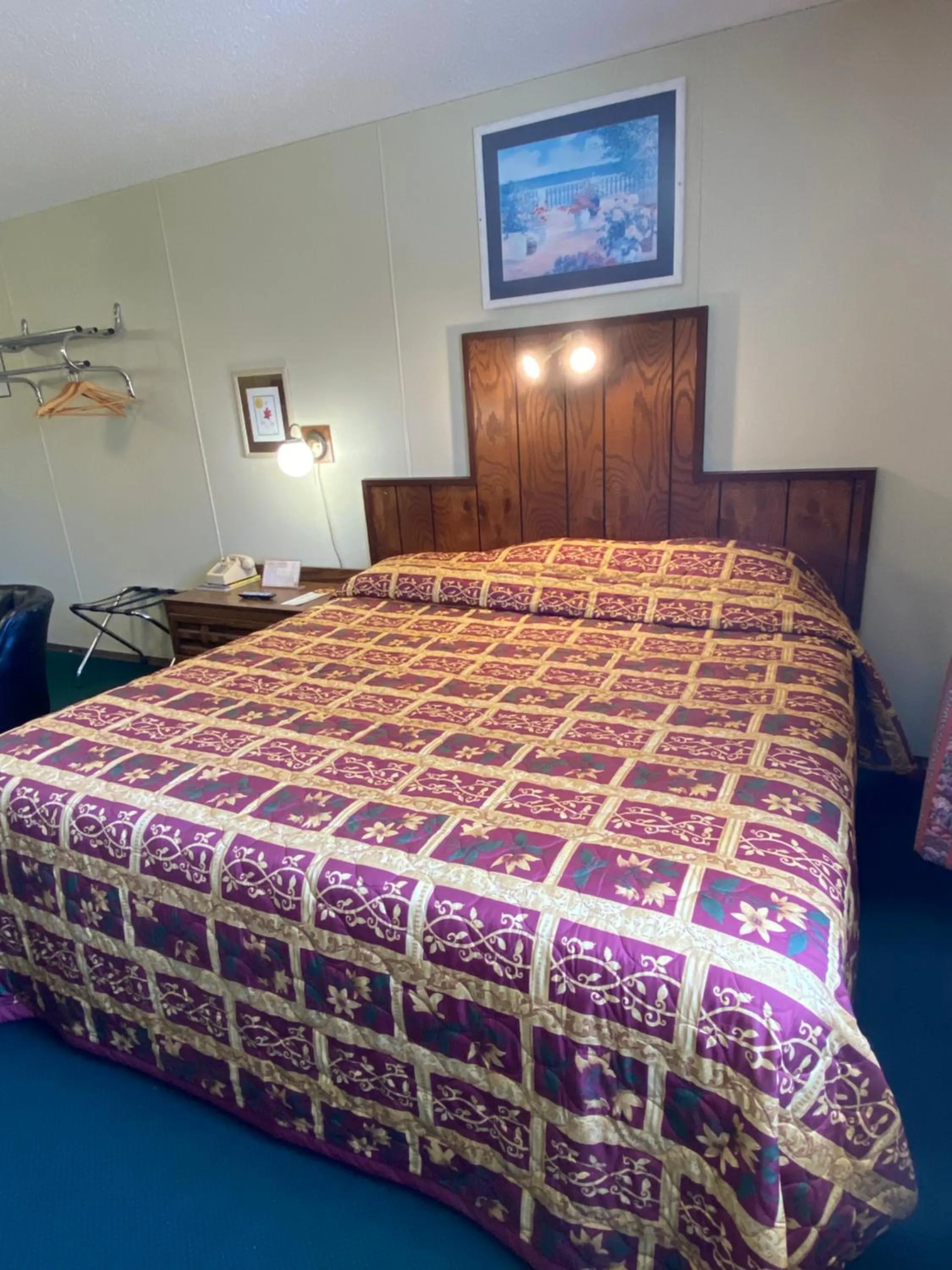 Bed in Burr Oak Motel