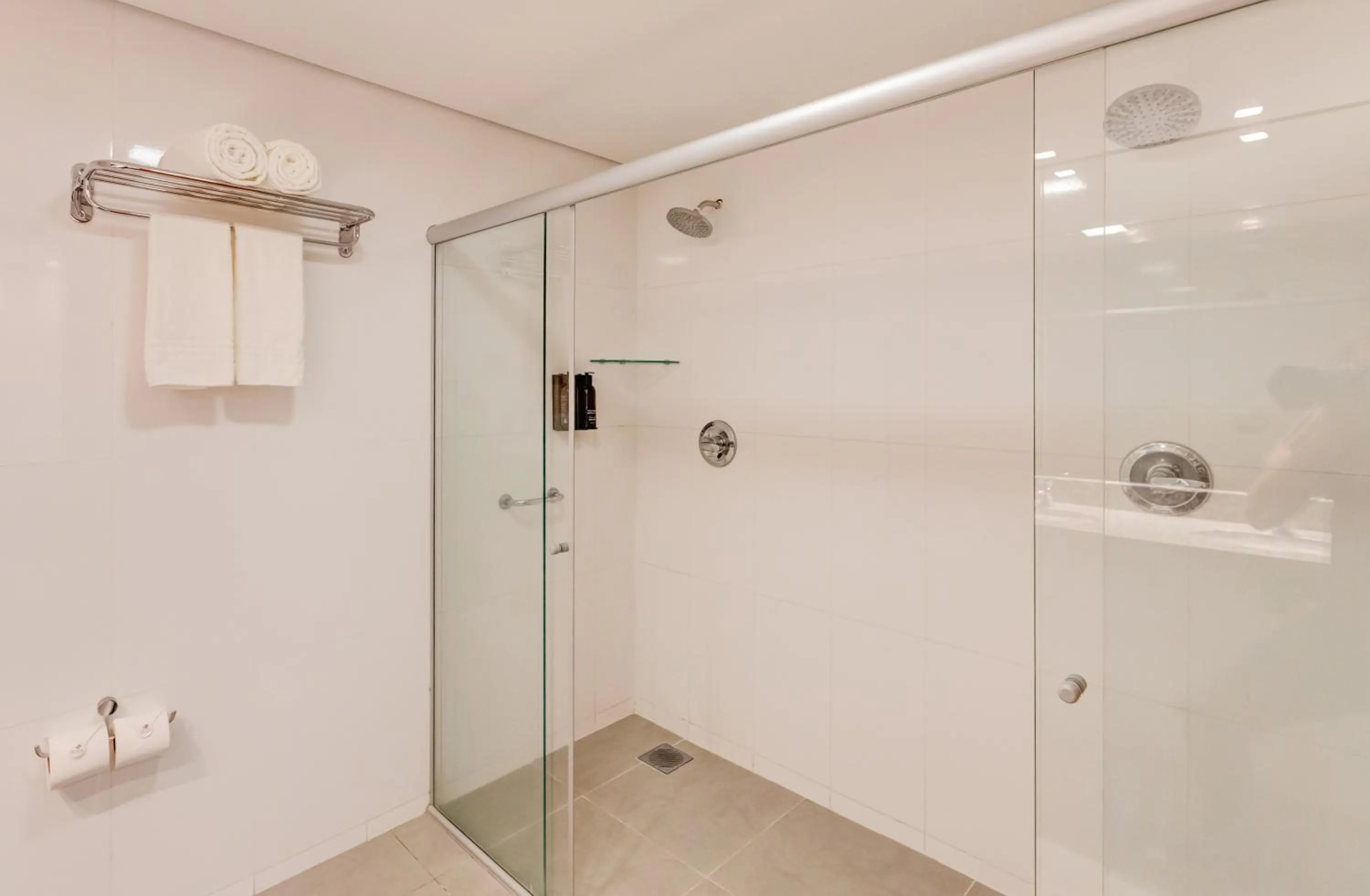 Bathroom in Allia Gran Pampulha Suites