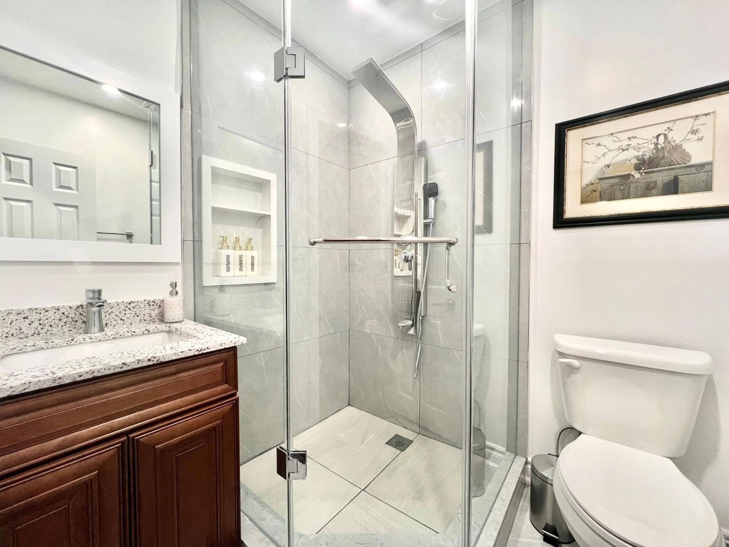Shower in Upgraded Rooms with Bath 7-min to Subway Near Downsview Rogers Stadium