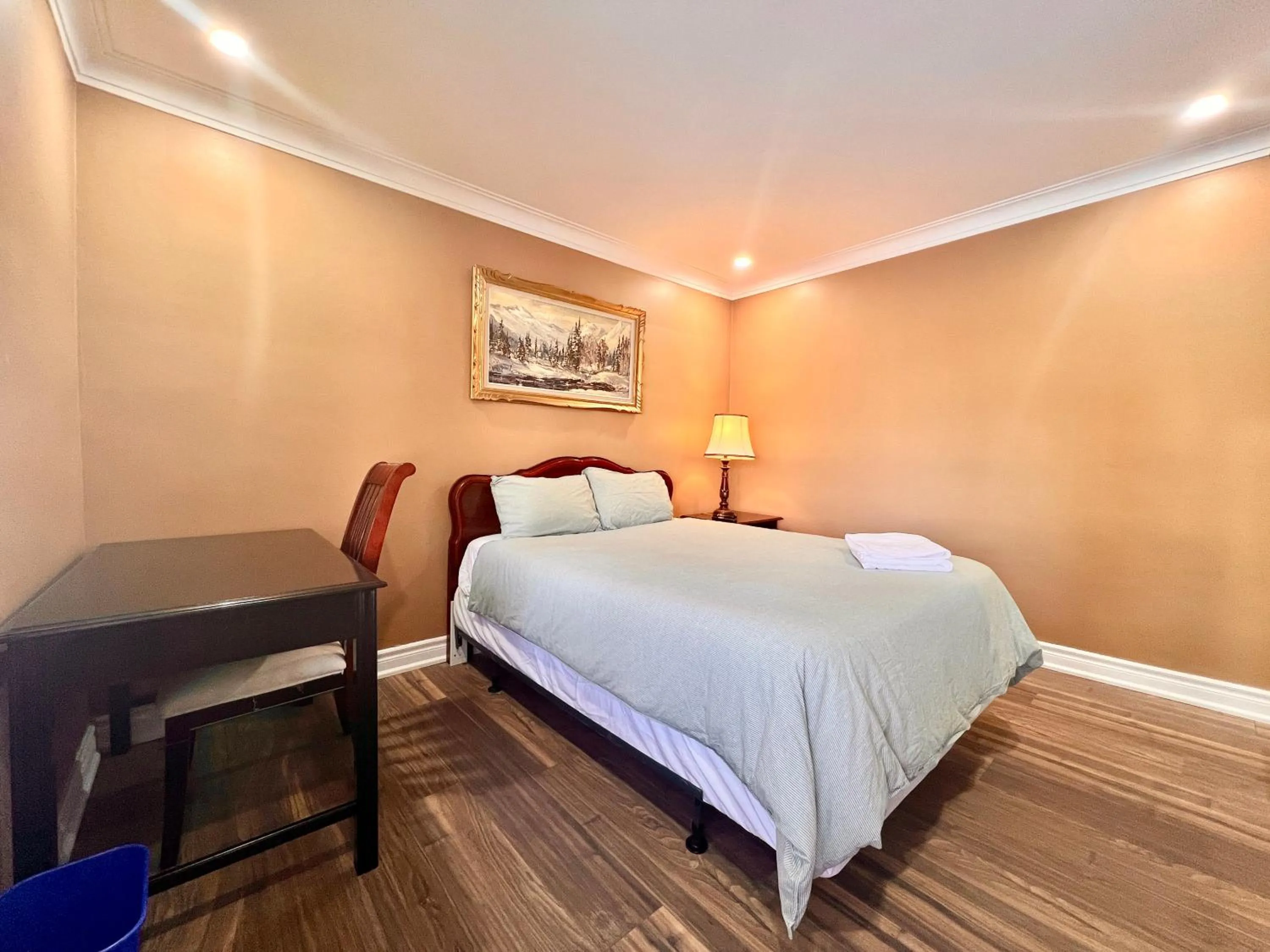 Bed in Upgraded Rooms with Bath 7-min to Subway Near Downsview Rogers Stadium