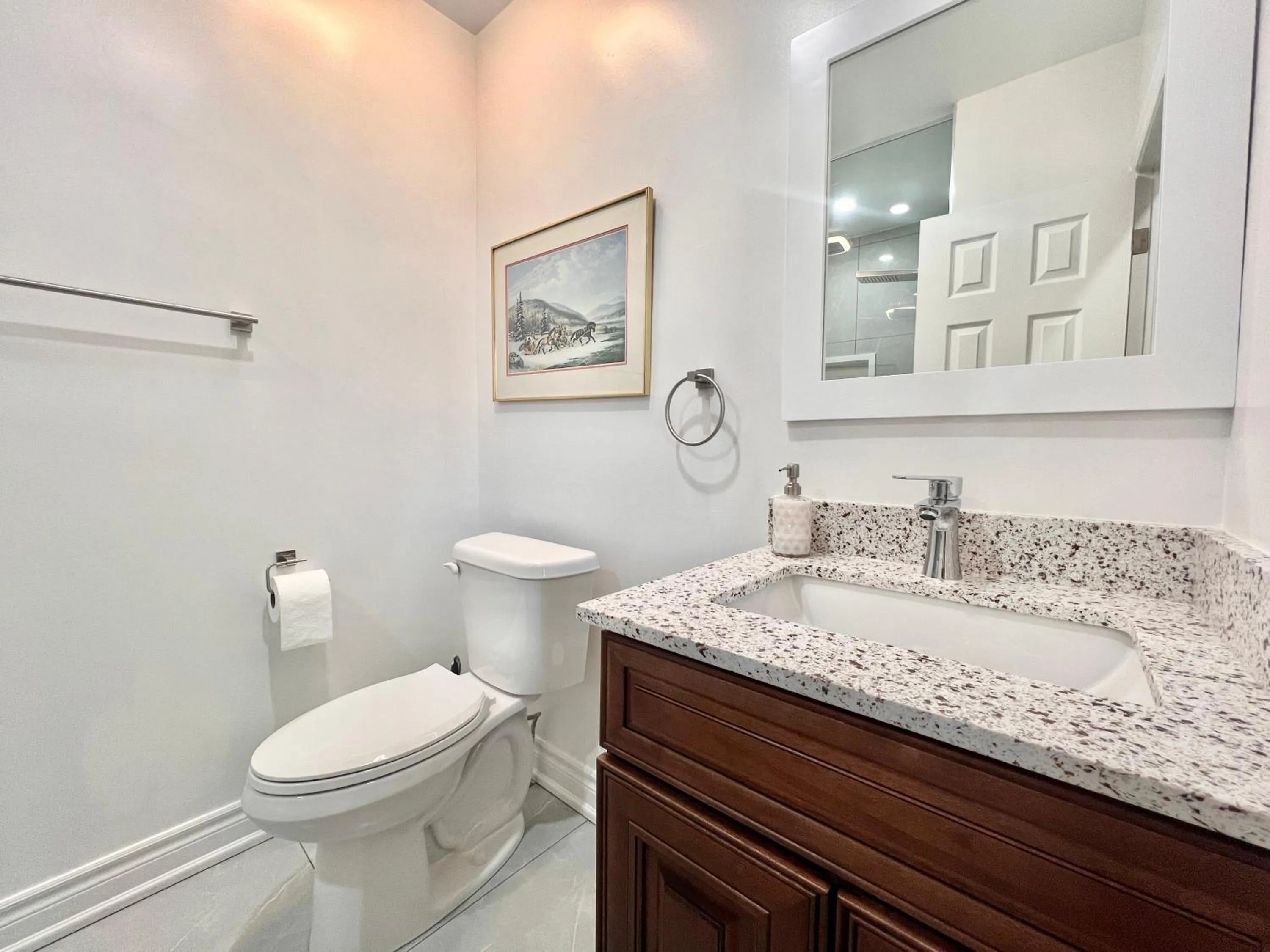 Toilet in Upgraded Rooms with Bath 7-min to Subway Near Downsview Rogers Stadium