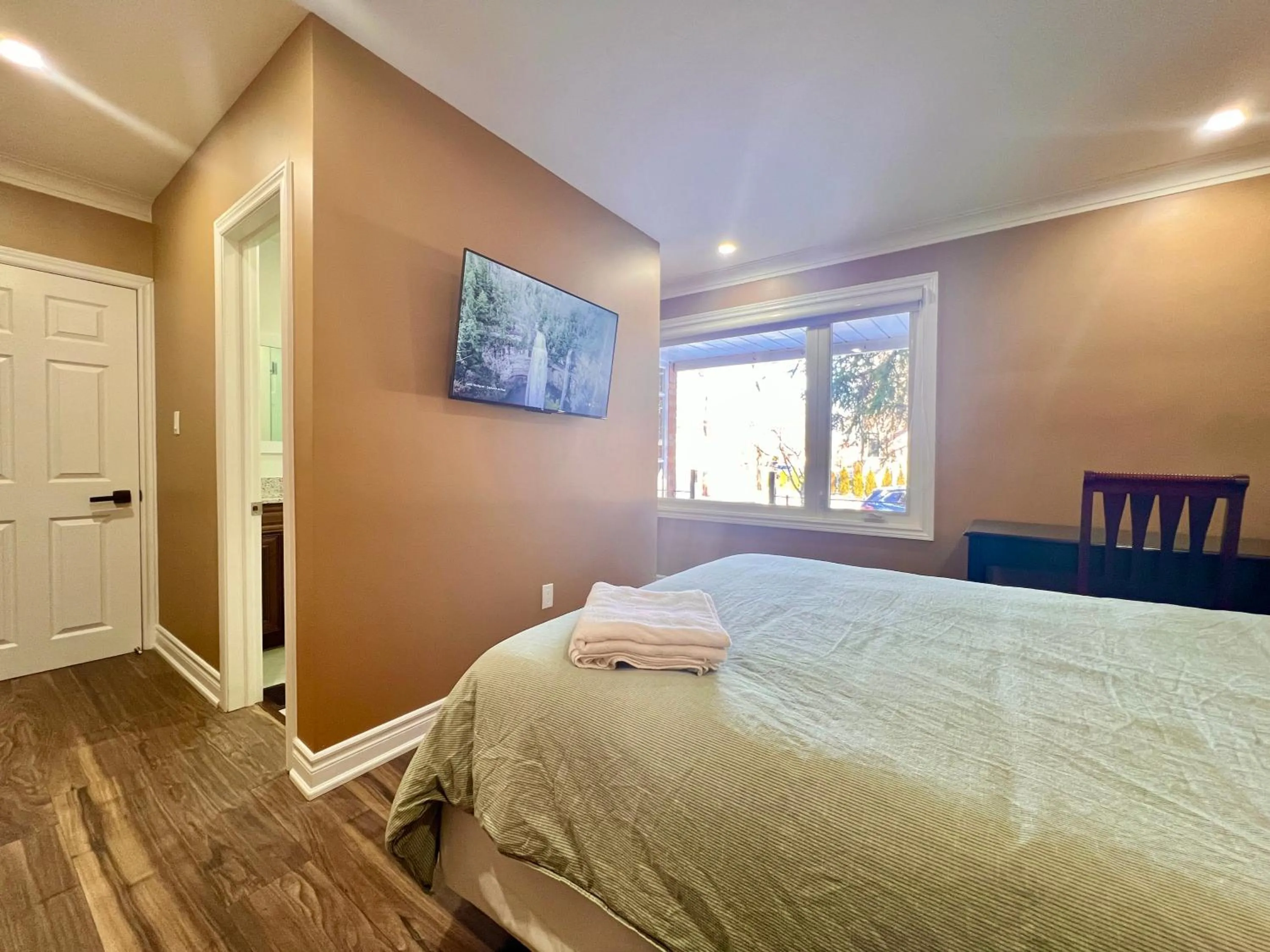 Bed in Upgraded Rooms with Bath 7-min to Subway Near Downsview Rogers Stadium