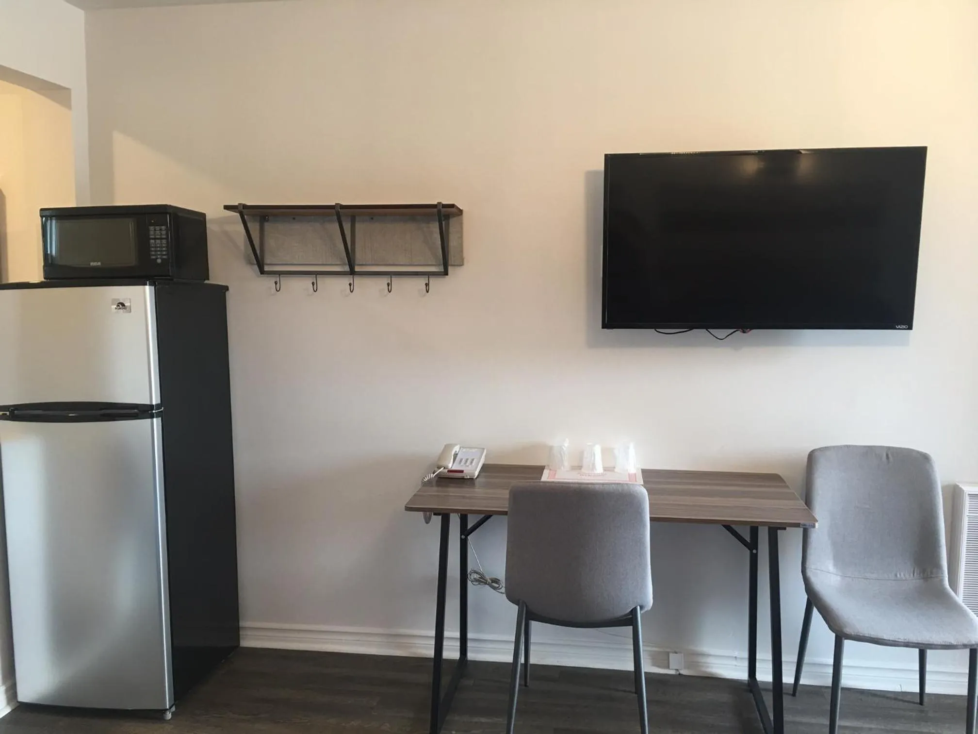 Communal lounge/ TV room in Elect Inn 5