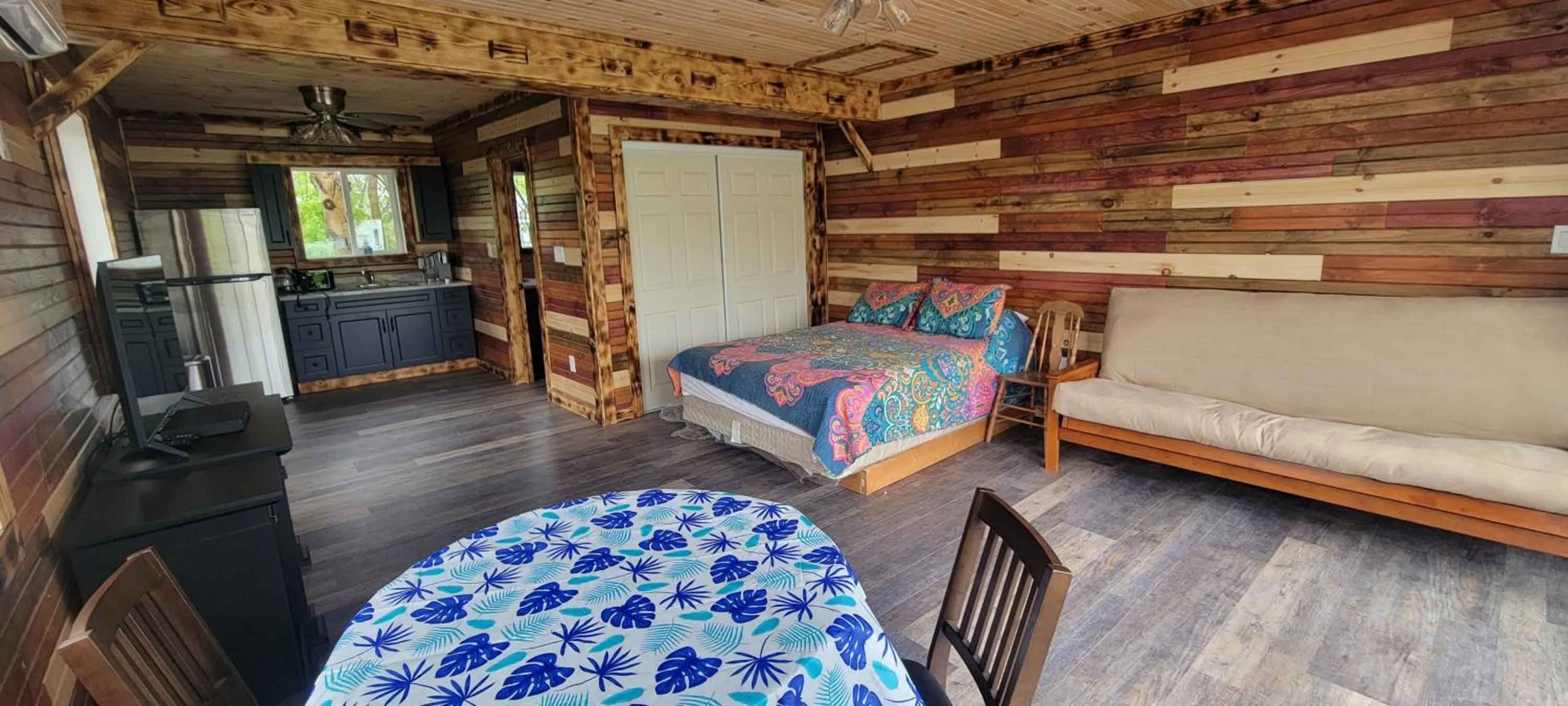 Deluxe Queen Studio  in Stoneburg Cove Cottages