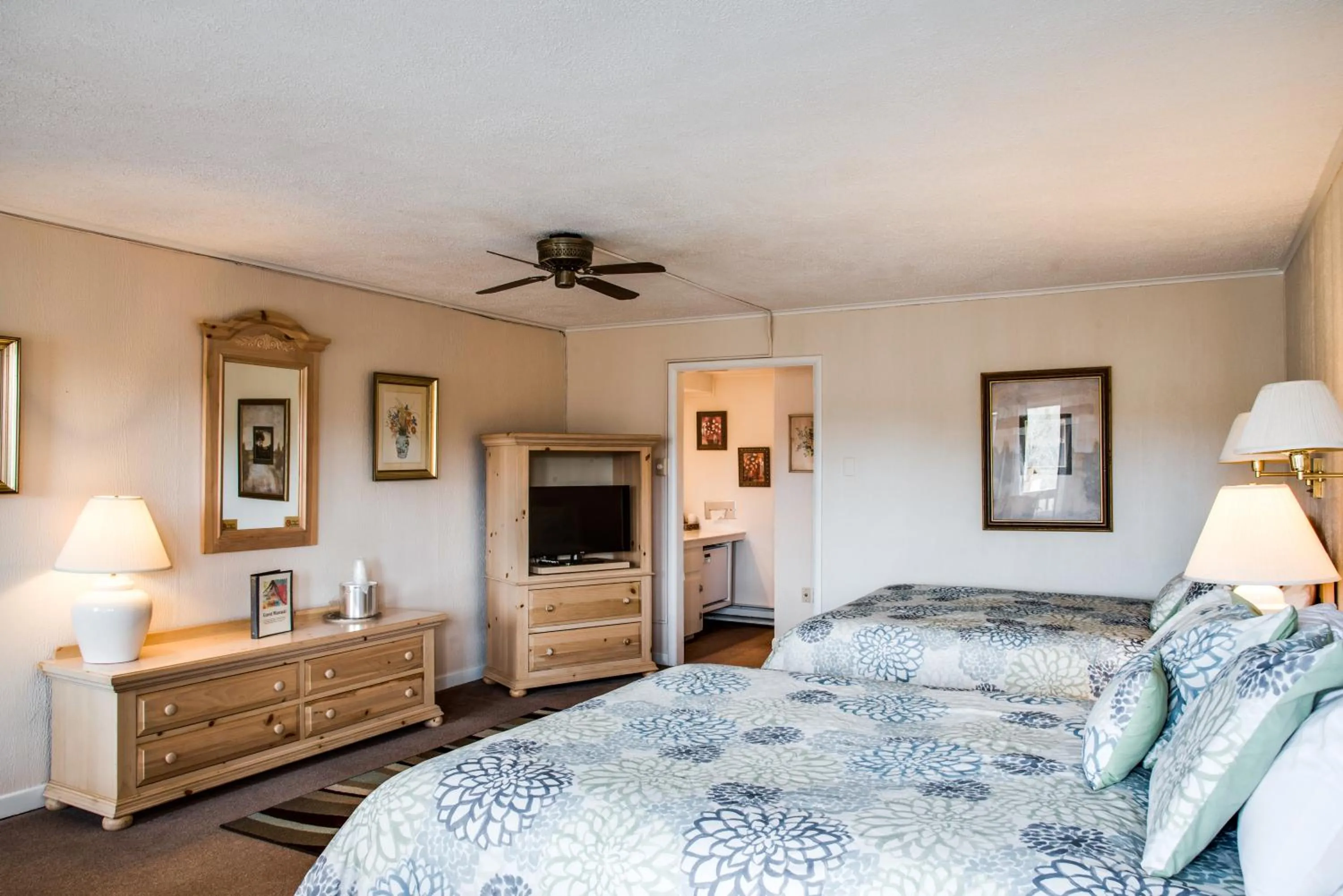 Bedroom, Bed in Cliff Dwellers Inn