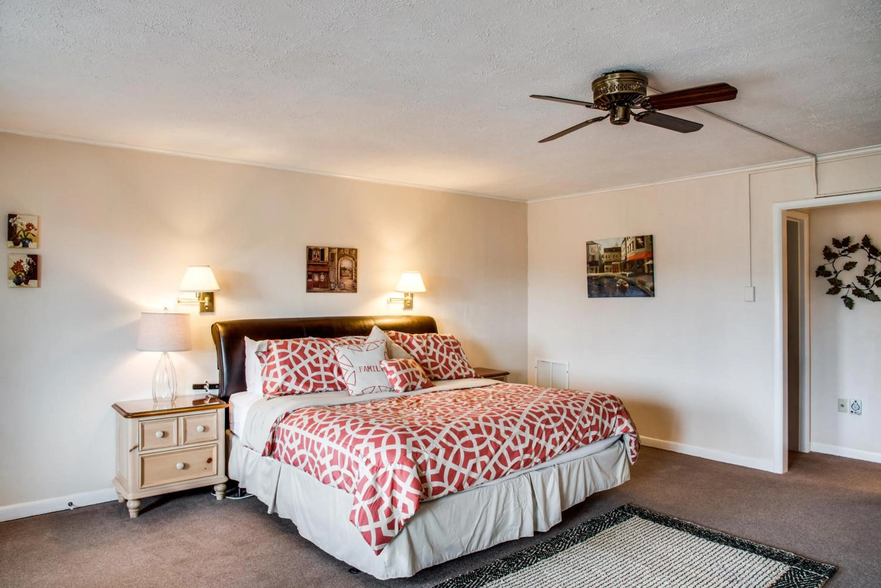 Bedroom, Bed in Cliff Dwellers Inn