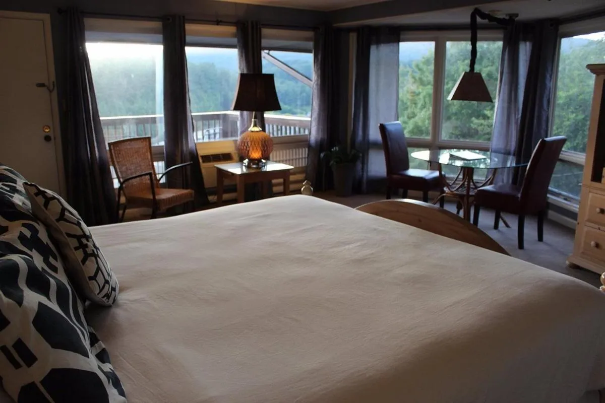 Photo of the whole room, Bed in Cliff Dwellers Inn