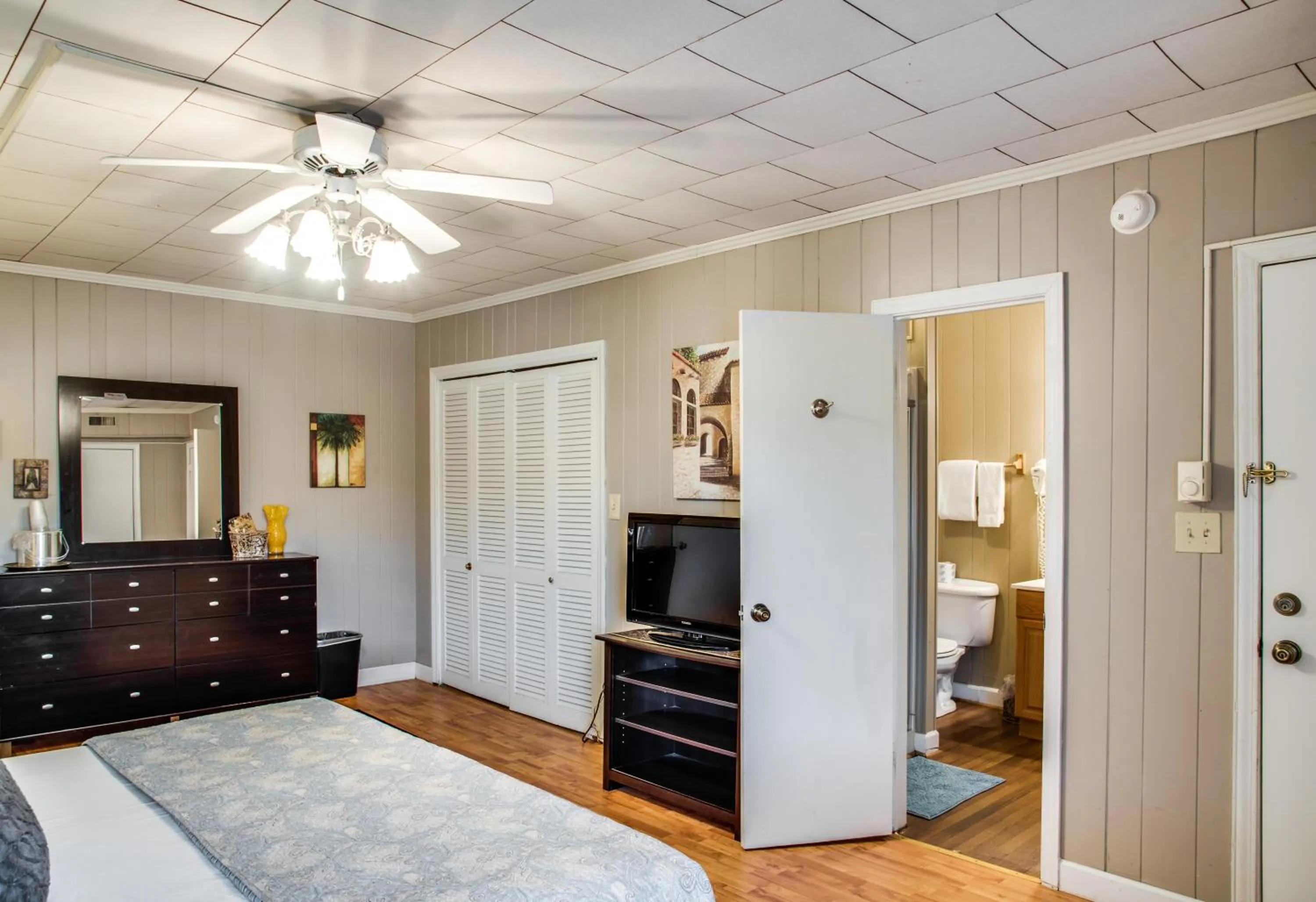 Bathroom, Bed in Cliff Dwellers Inn