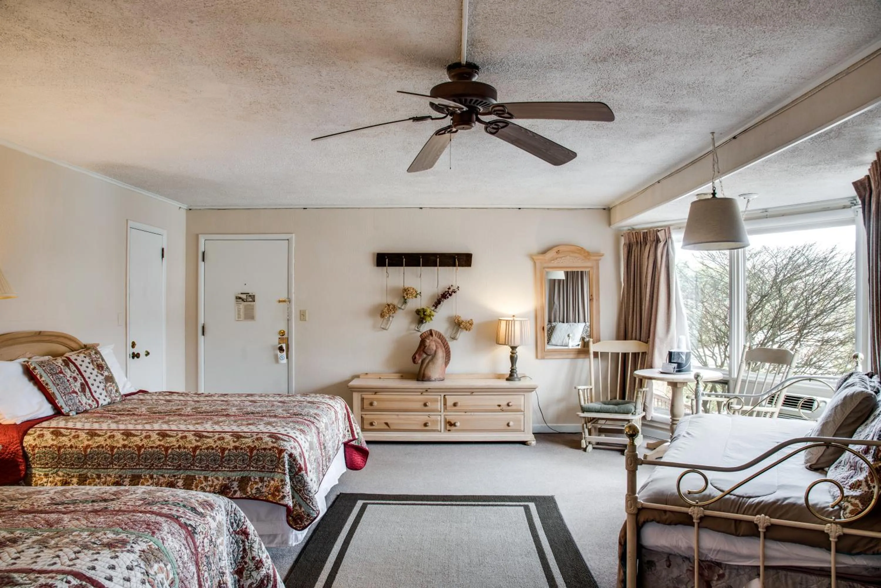 Bedroom, Bed in Cliff Dwellers Inn