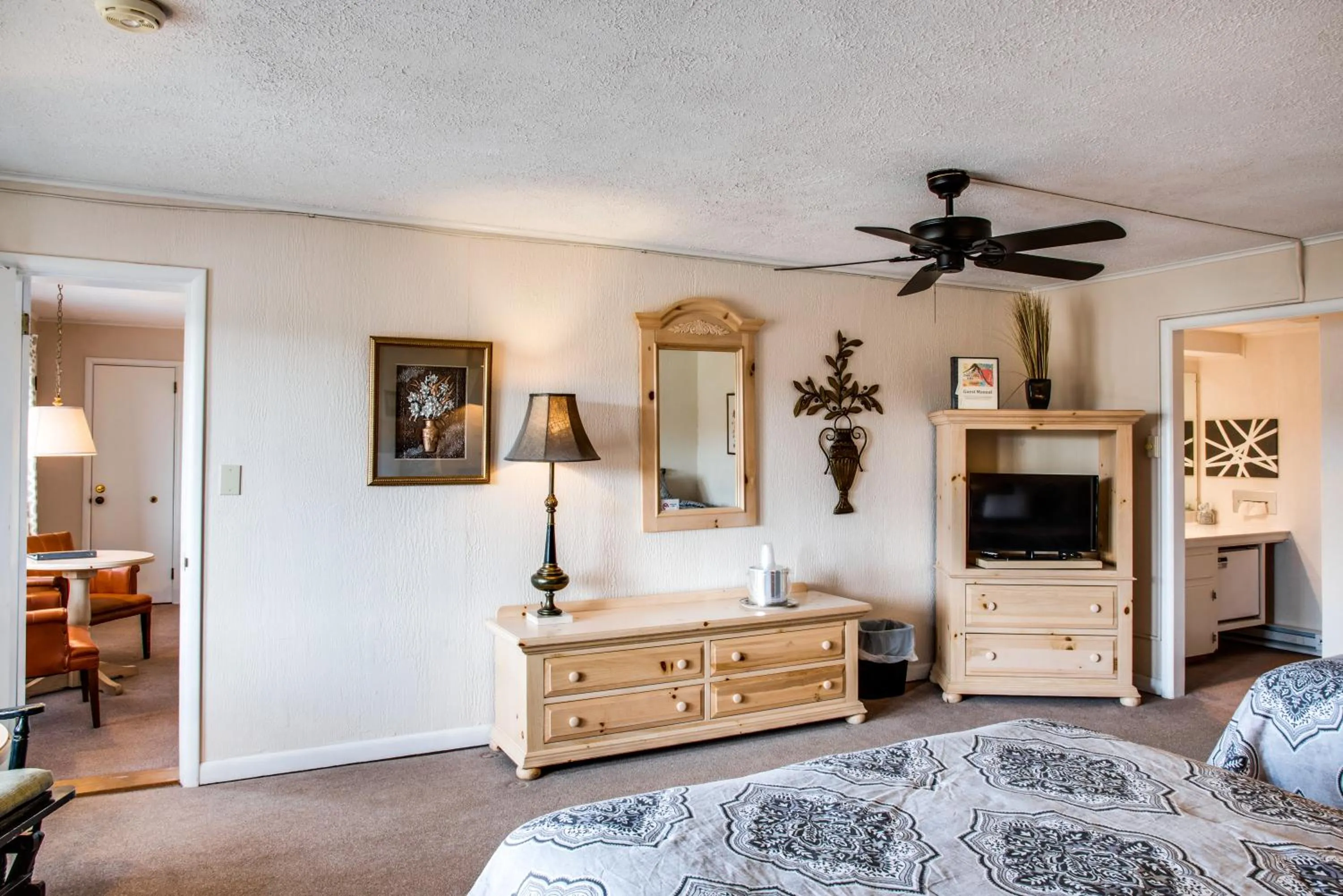 Bedroom, Bed in Cliff Dwellers Inn