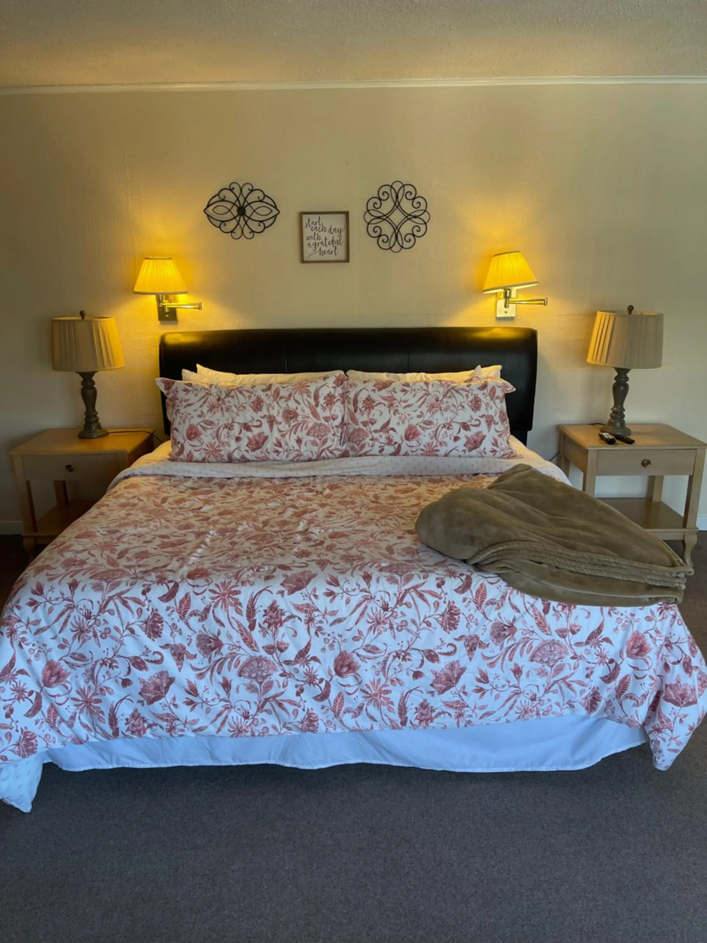 Bed in Cliff Dwellers Inn