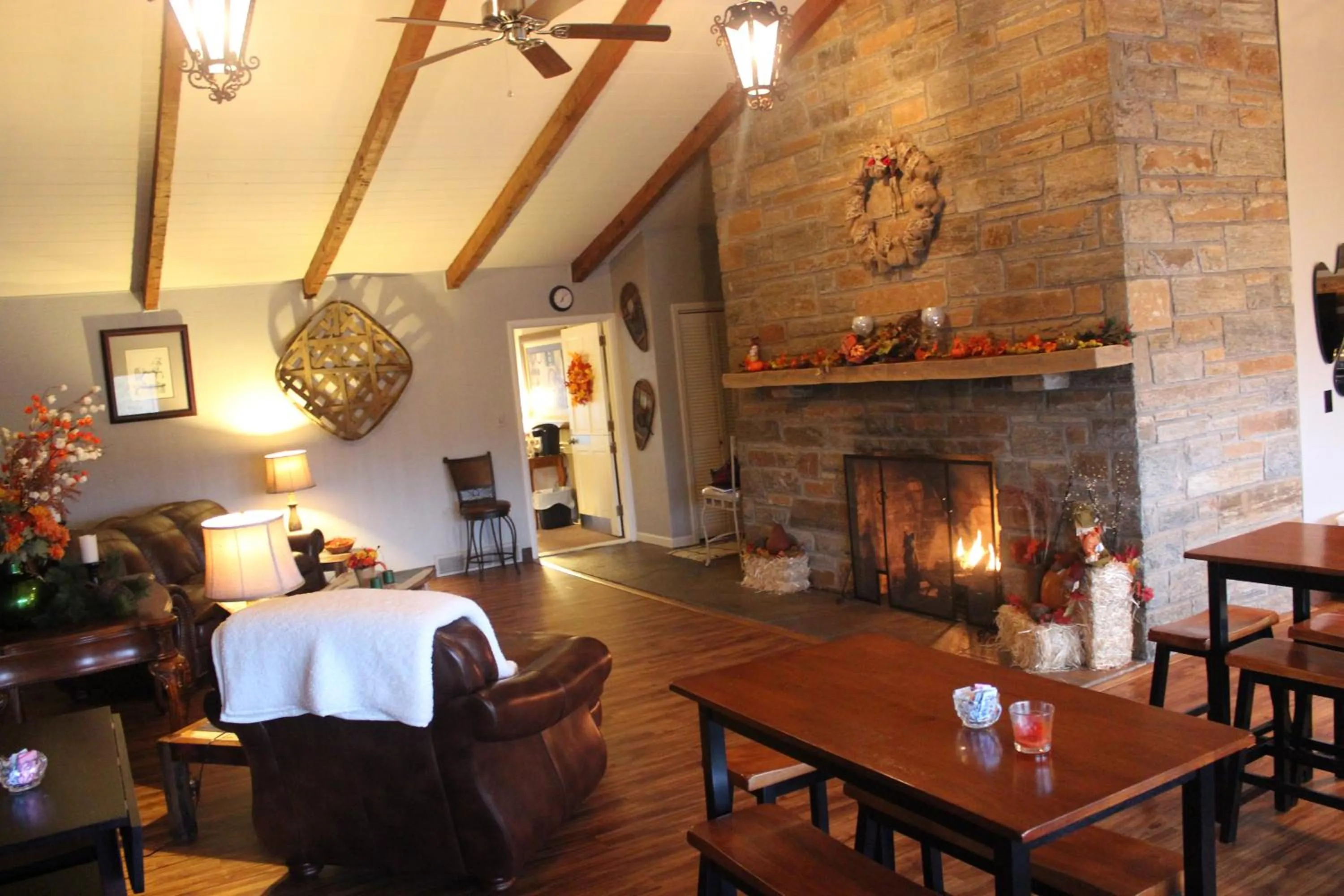 Restaurant/places to eat in Cliff Dwellers Inn