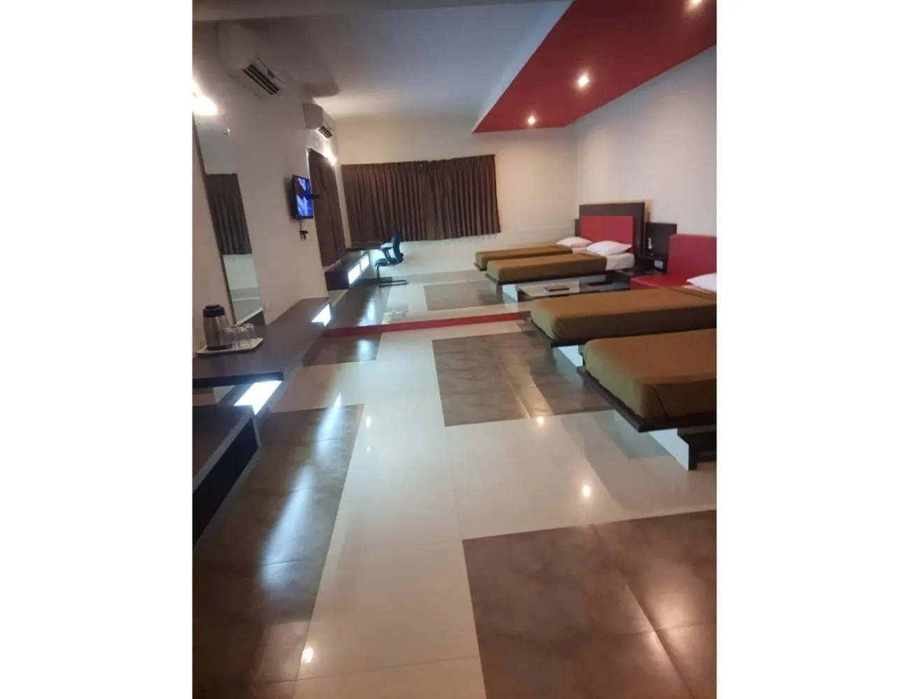 Bed in Hotel Viceroy Comforts, Mysore