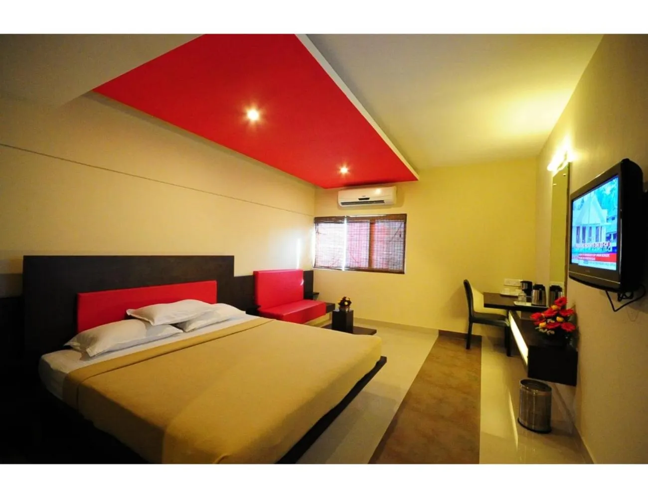 TV and multimedia, Bed in Hotel Viceroy Comforts, Mysore