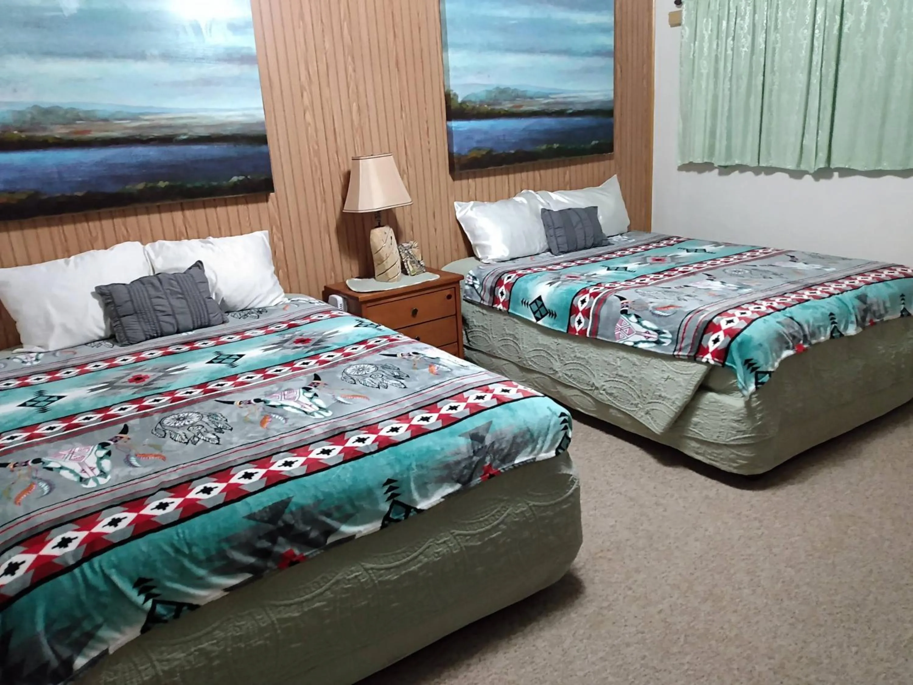 Photo of the whole room, Bed in Mokee Motel