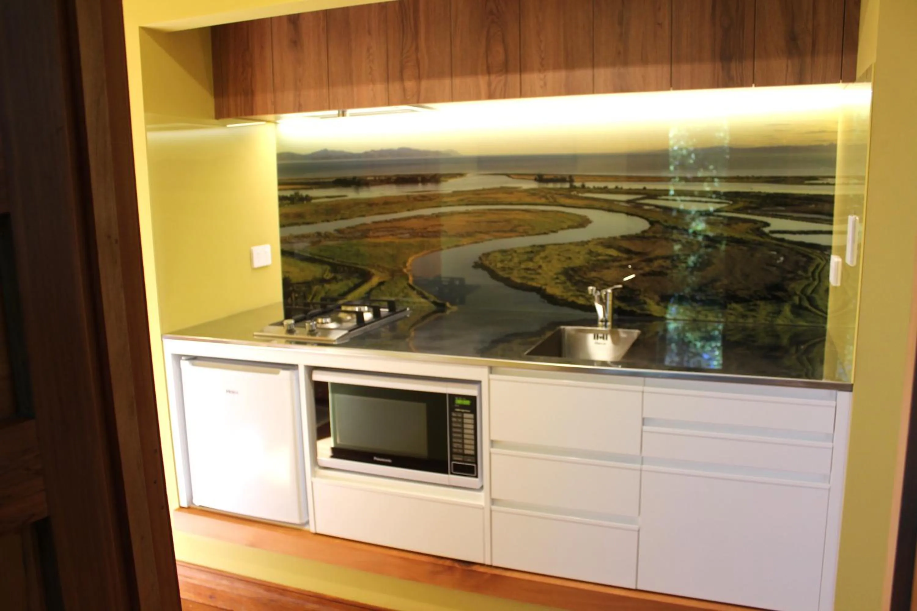 Kitchen or kitchenette in Misty River Retreat