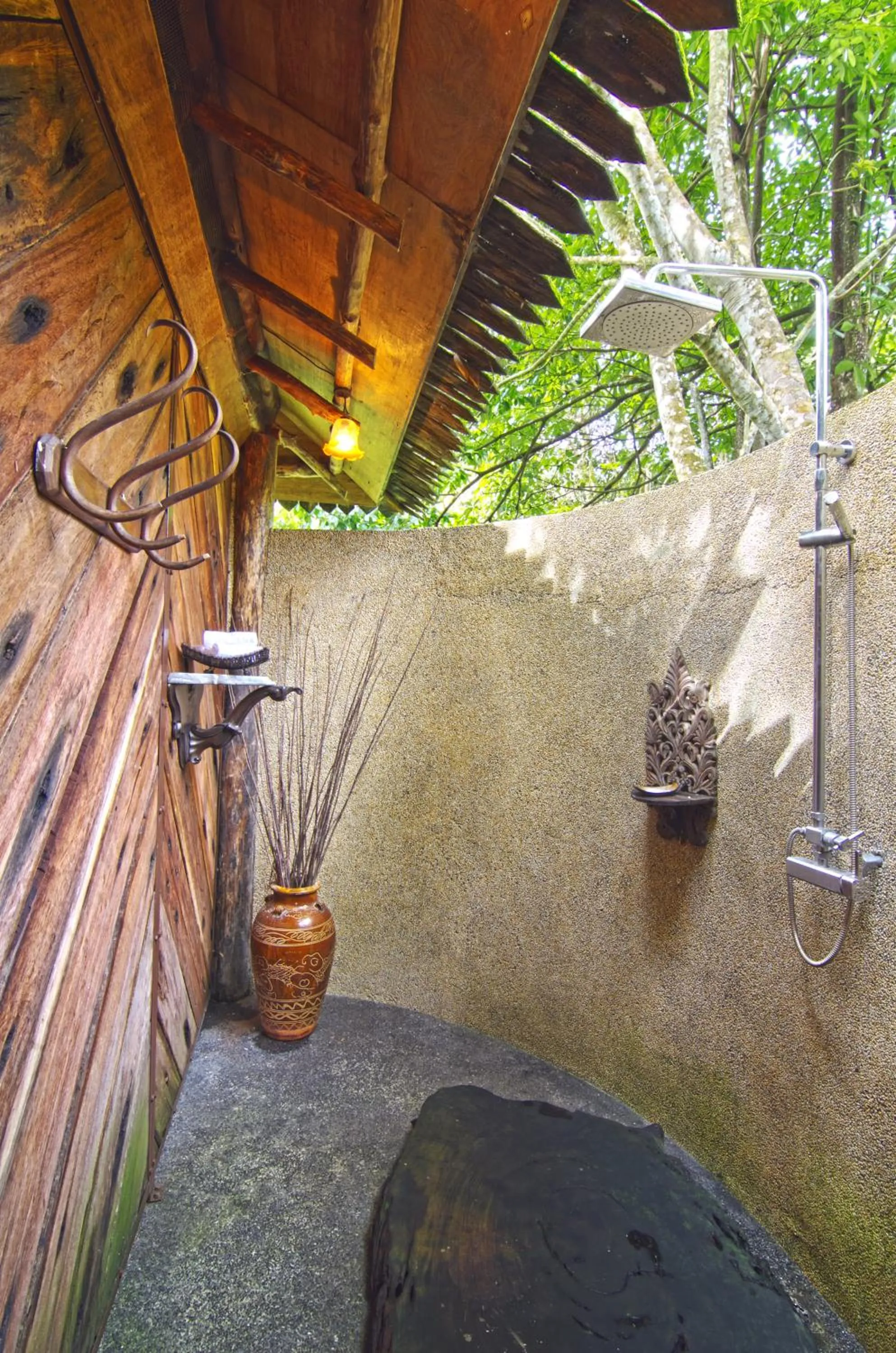 Shower in Fig Tree Hills Resort (花果山度假村)