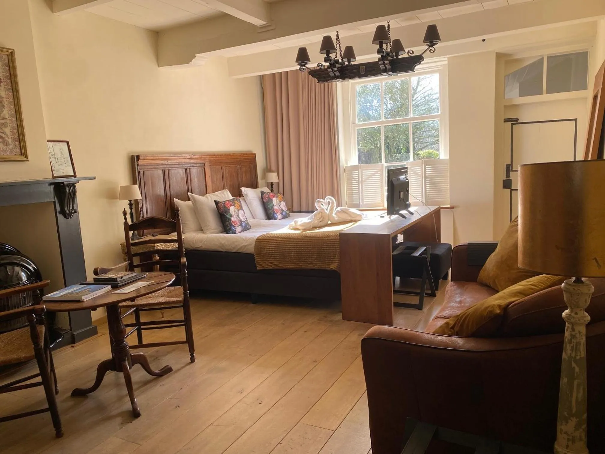 Seating area, Bed in Auberge de Campveerse Toren