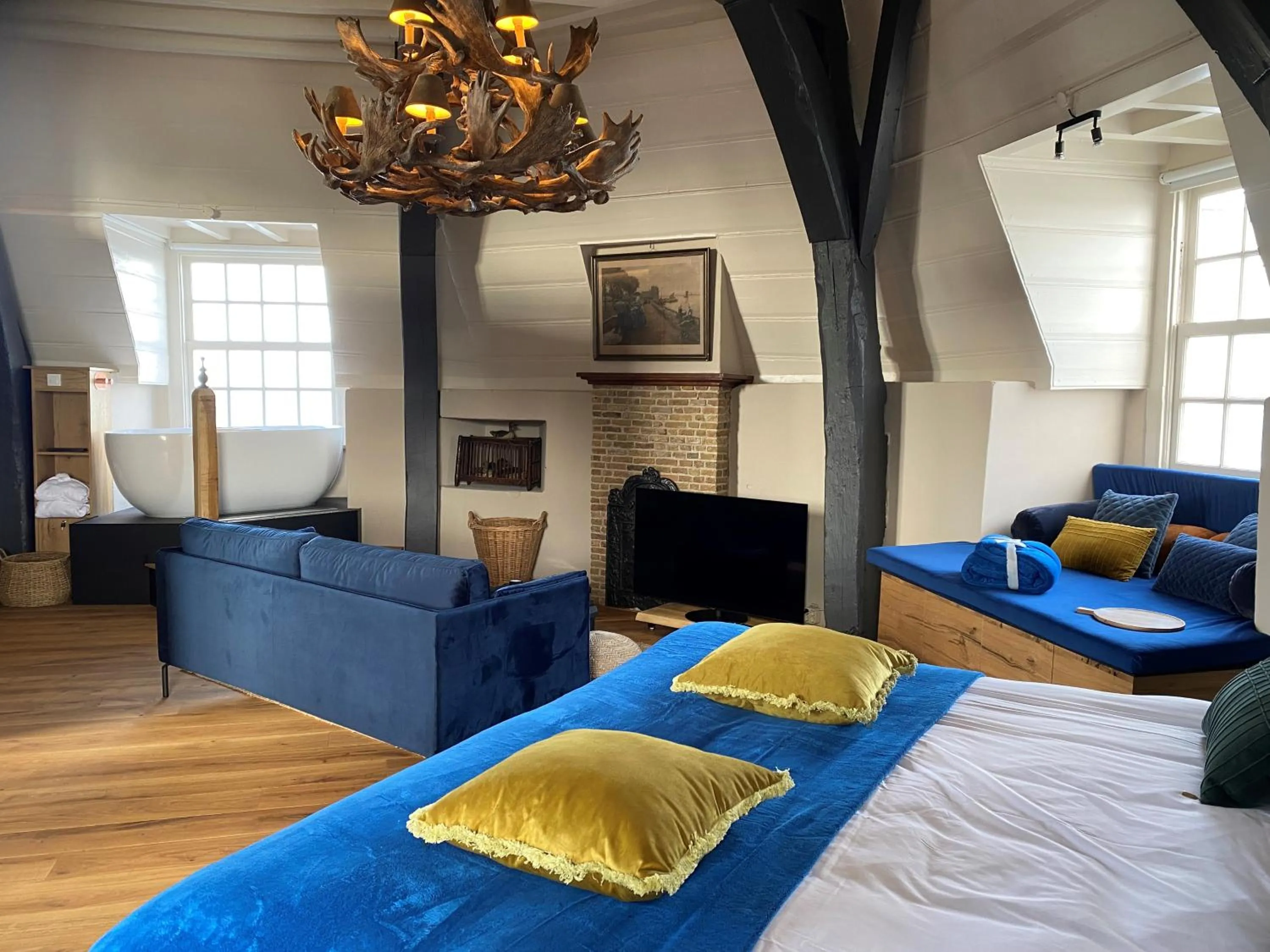 Photo of the whole room, Bed in Auberge de Campveerse Toren