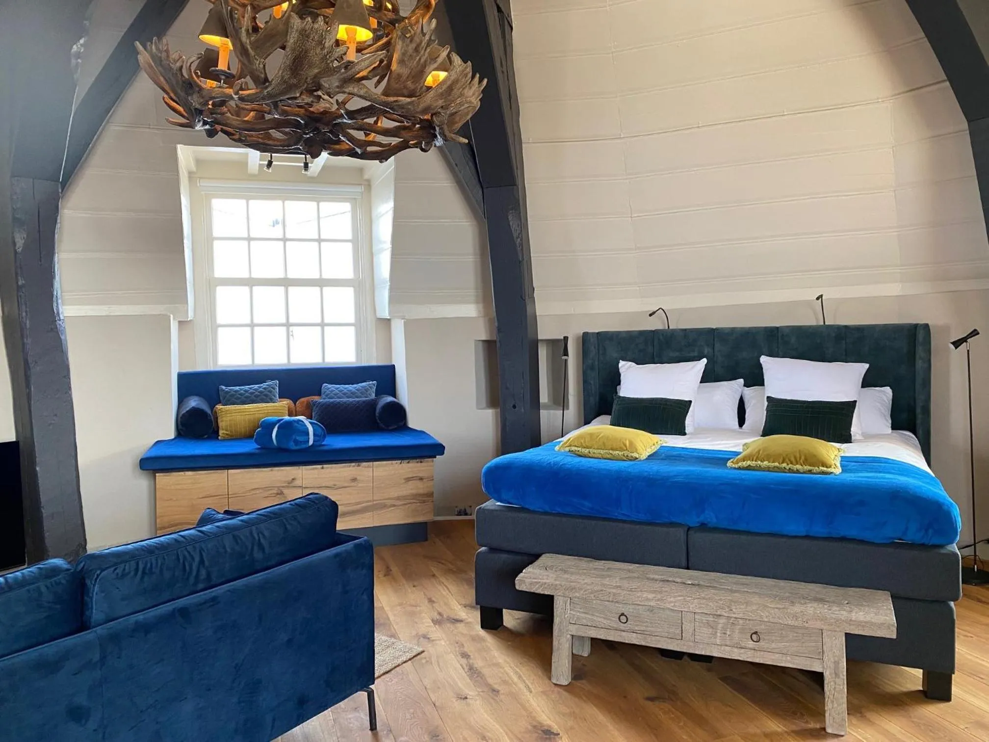 Photo of the whole room, Bed in Auberge de Campveerse Toren