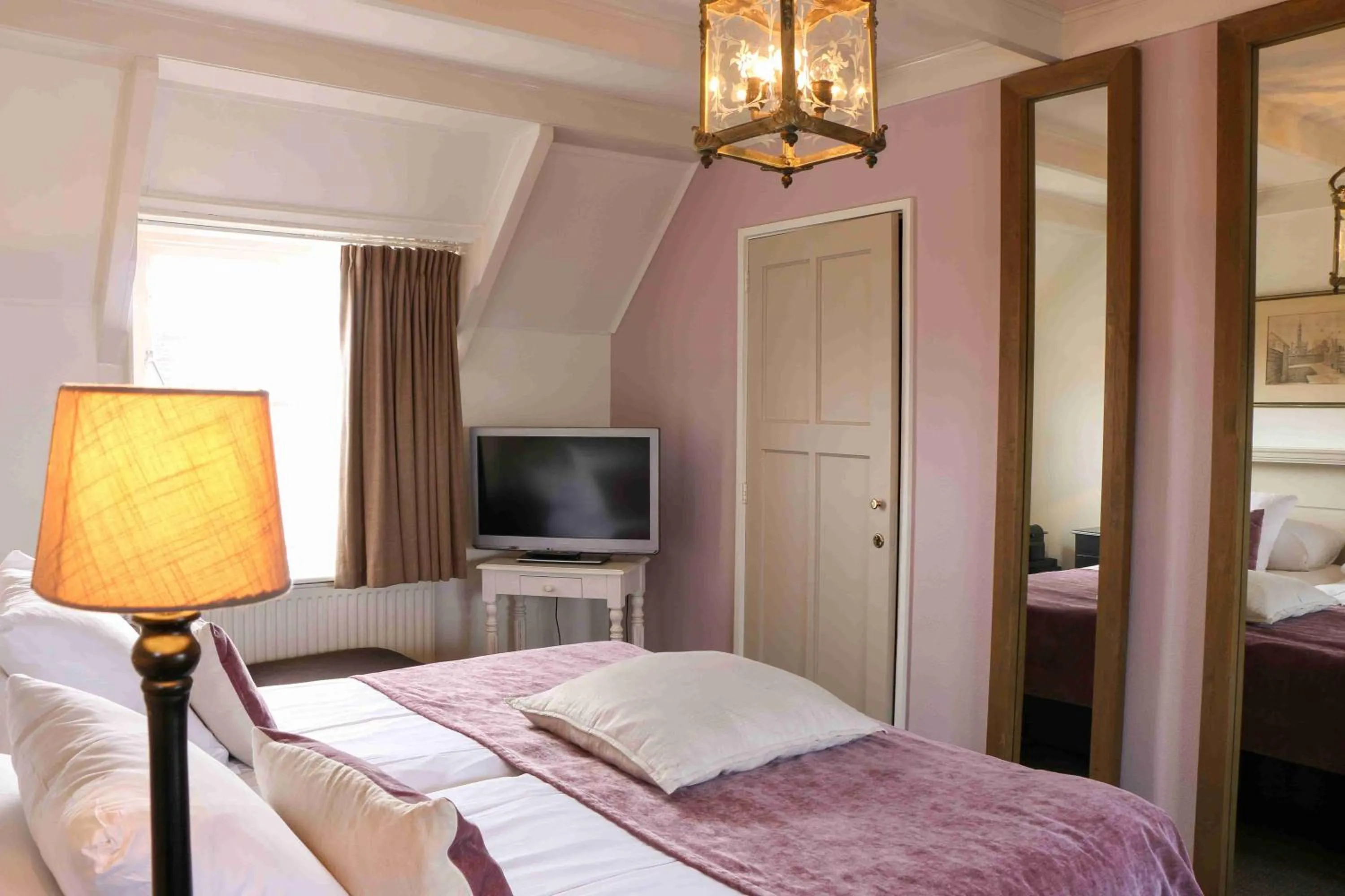 Photo of the whole room, Bed in Auberge de Campveerse Toren