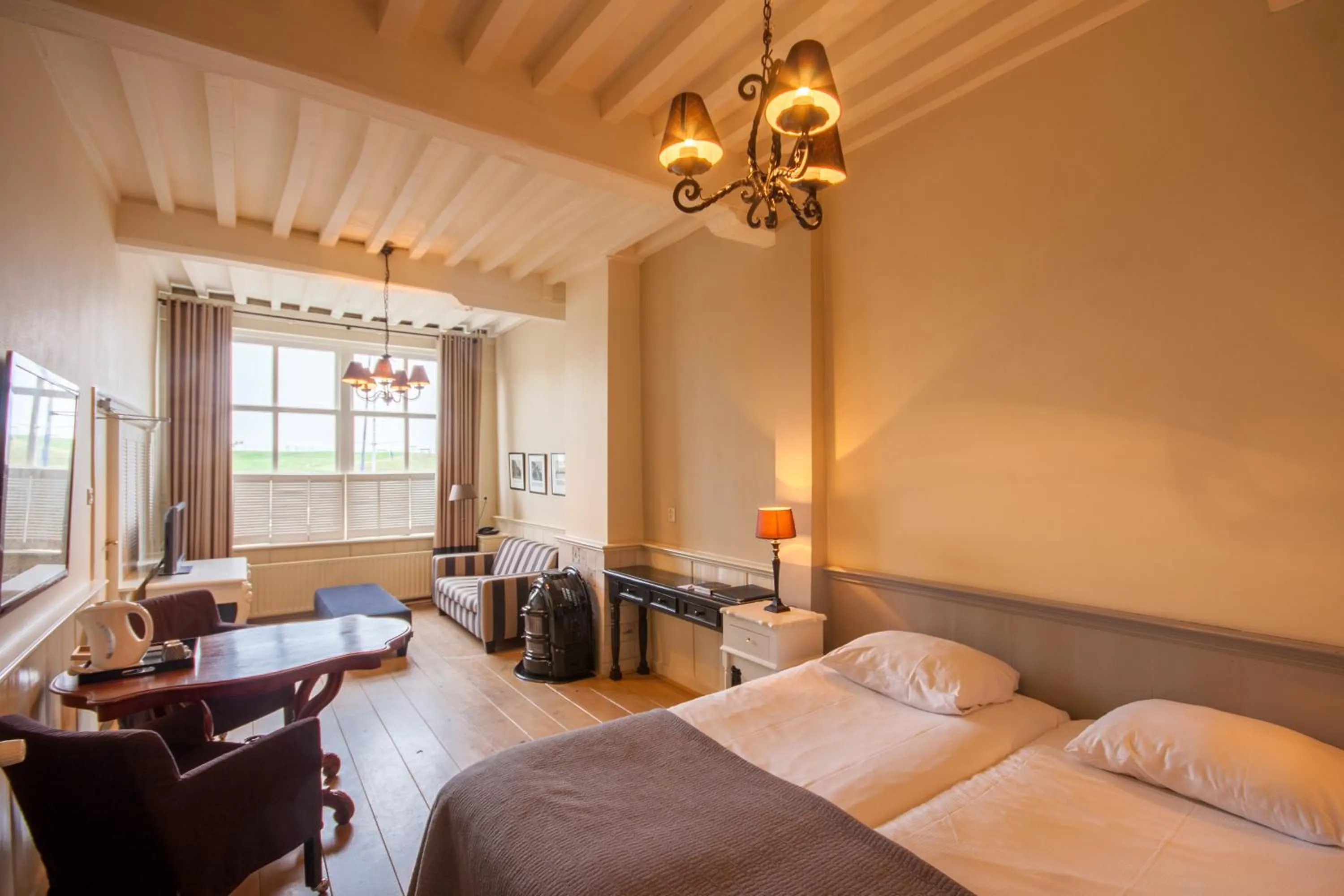 Living room, Bed in Auberge de Campveerse Toren