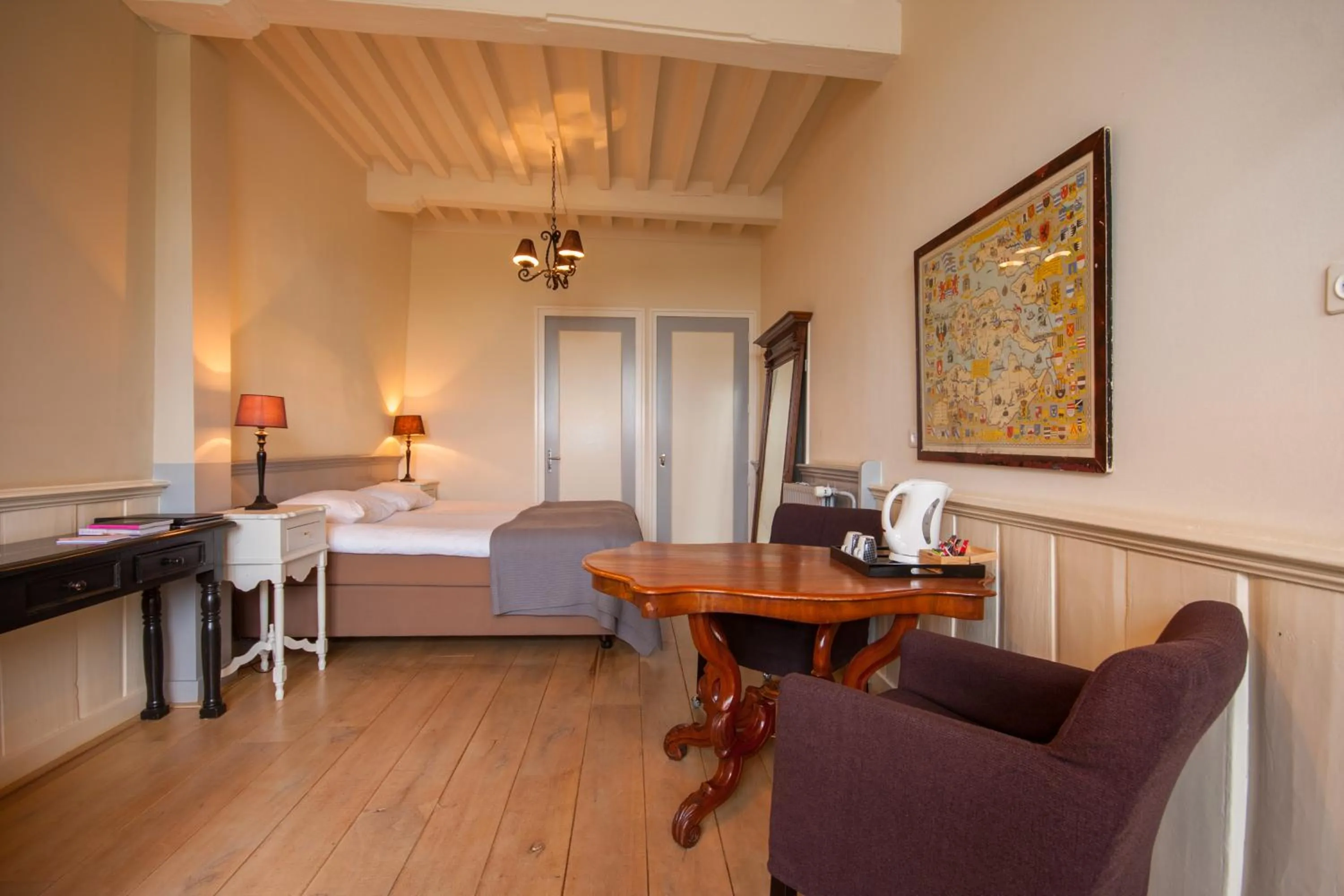 Coffee/tea facilities, Bed in Auberge de Campveerse Toren