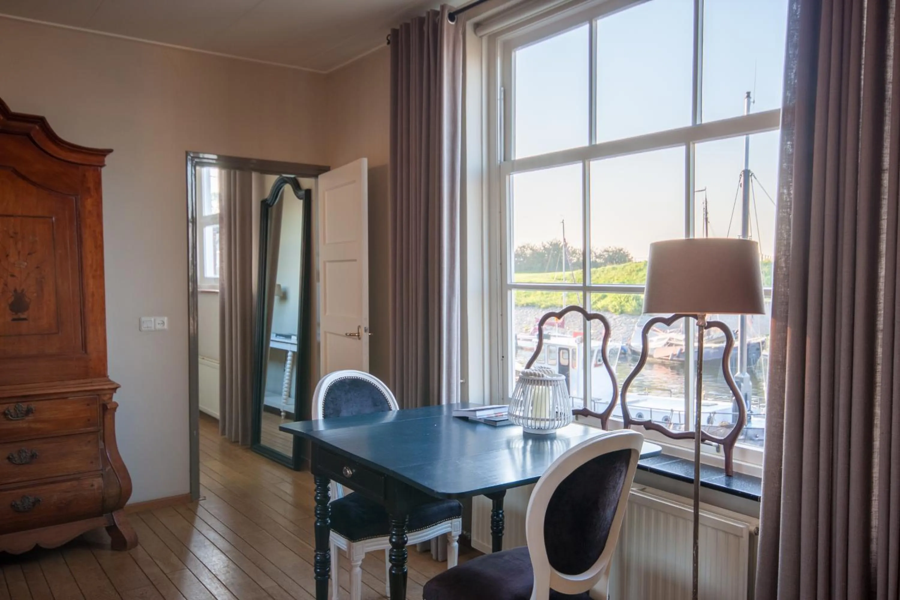 Seating area in Auberge de Campveerse Toren