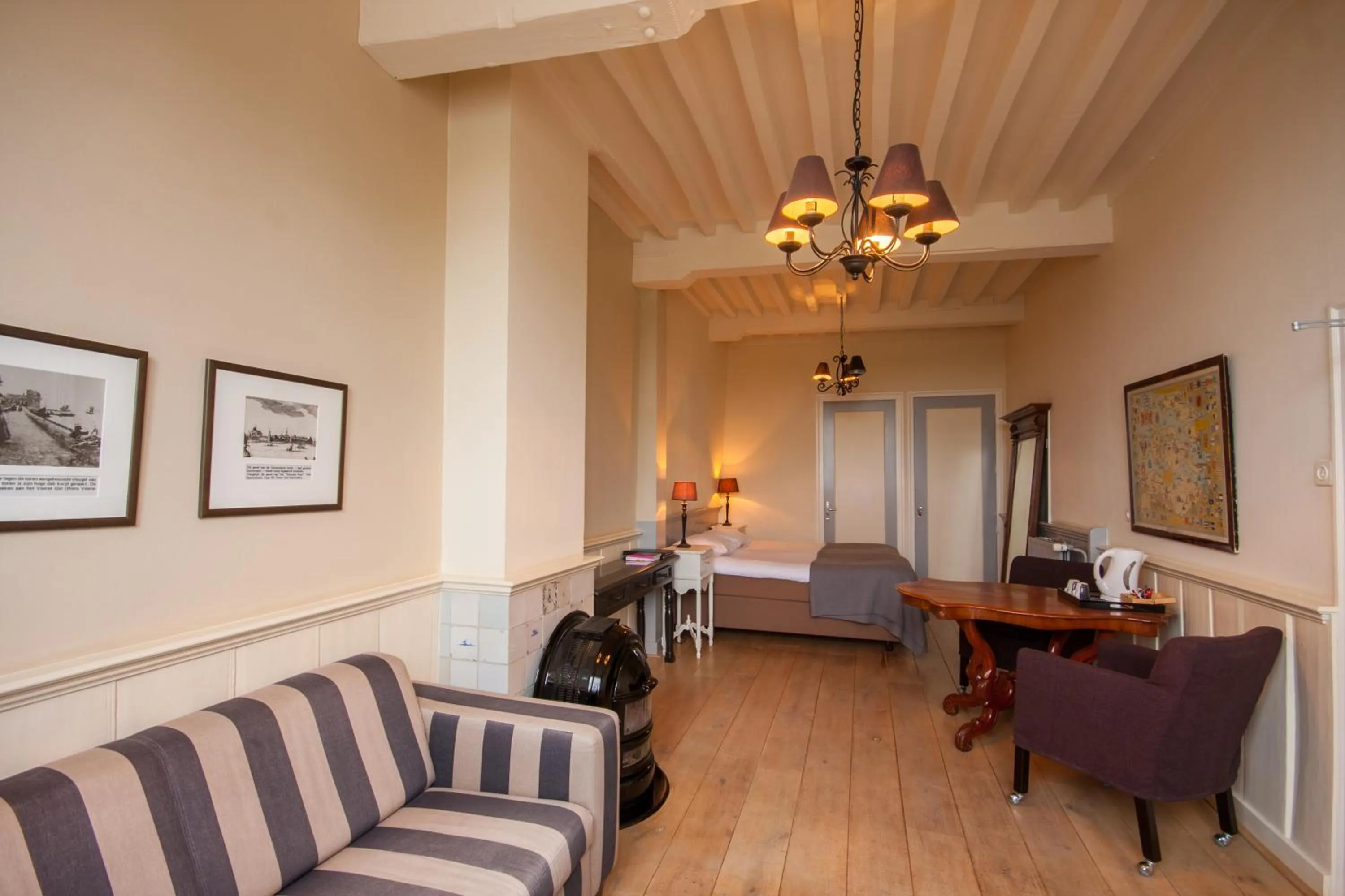 Bathroom, Bed in Auberge de Campveerse Toren