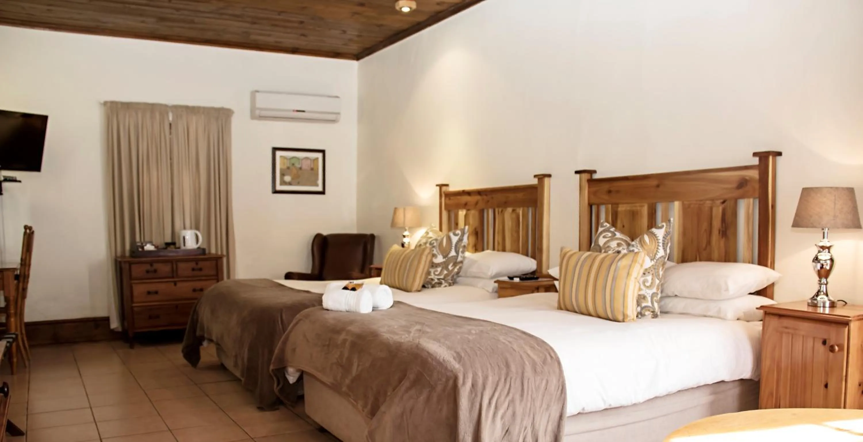 Photo of the whole room, Bed in Matoppo Inn