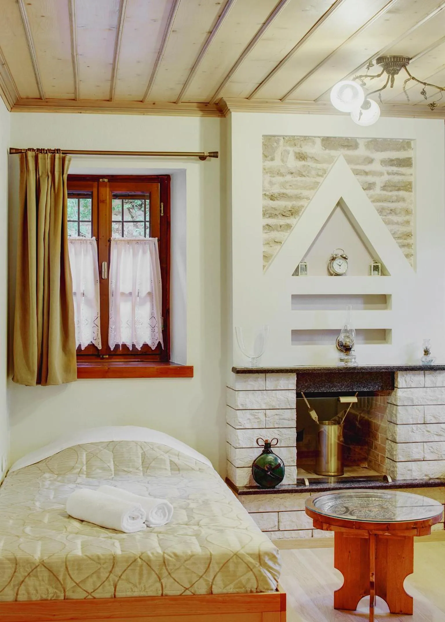 Day, Bed in Archontiko Evridikis