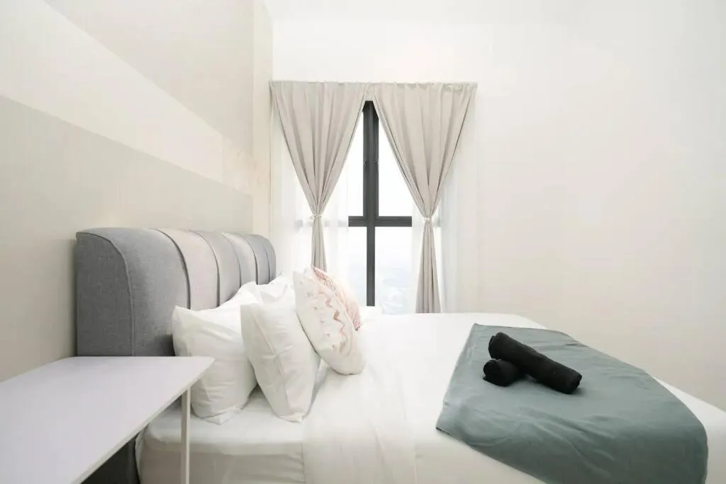 Photo of the whole room, Bed in Cozy Skyline Retreat at Trion KL, Level 63