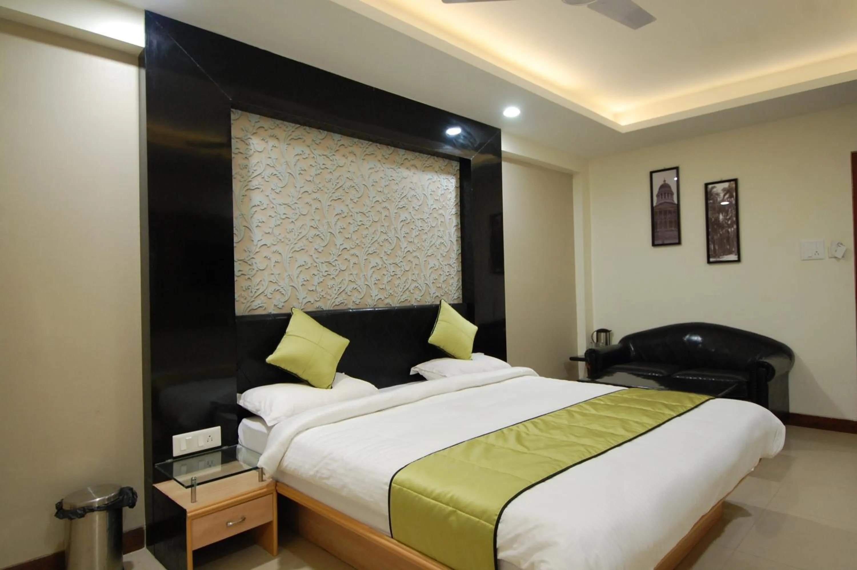 Photo of the whole room, Bed in Hotel Ambassador