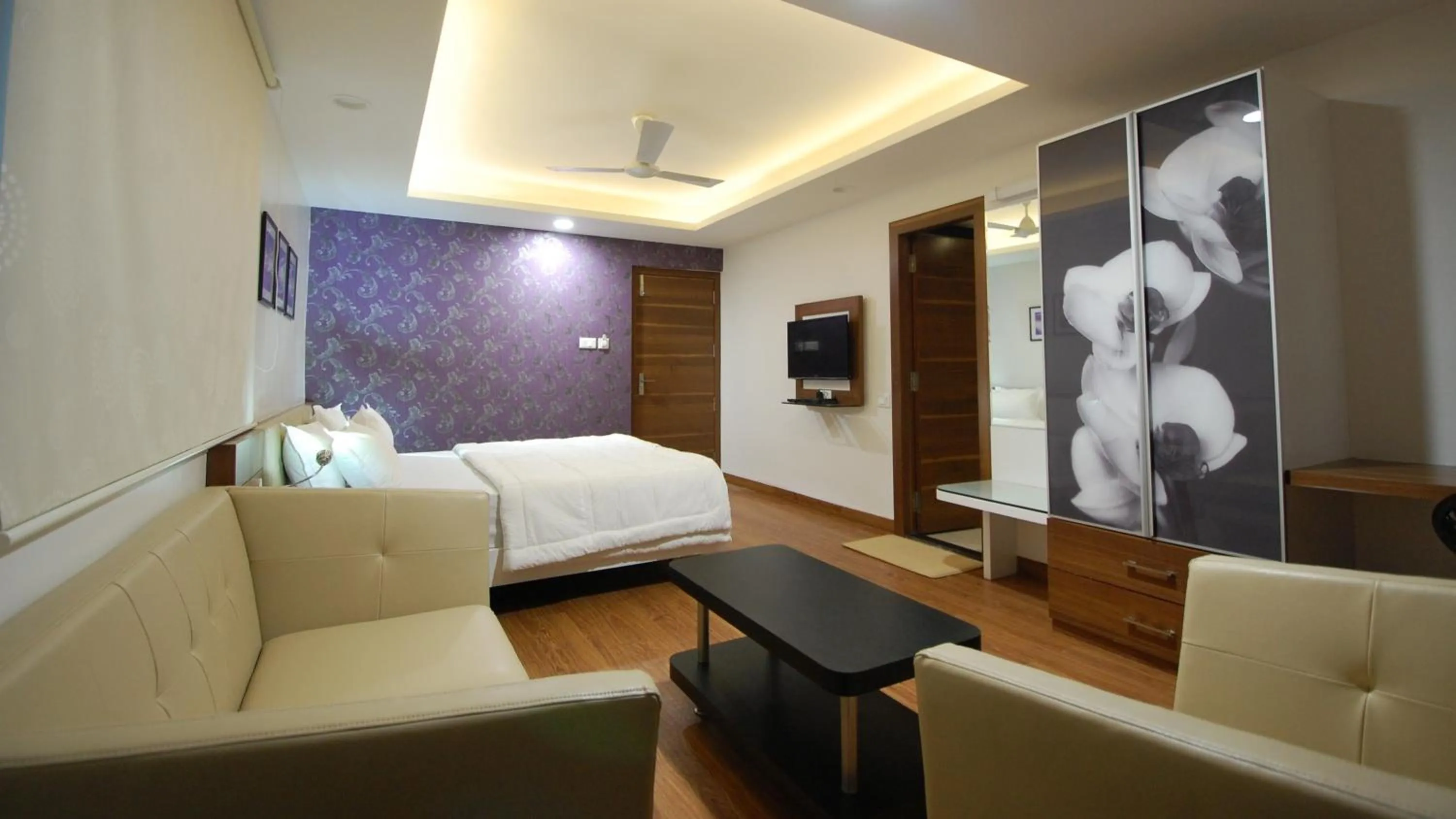 Photo of the whole room, Bed in Hotel Ambassador